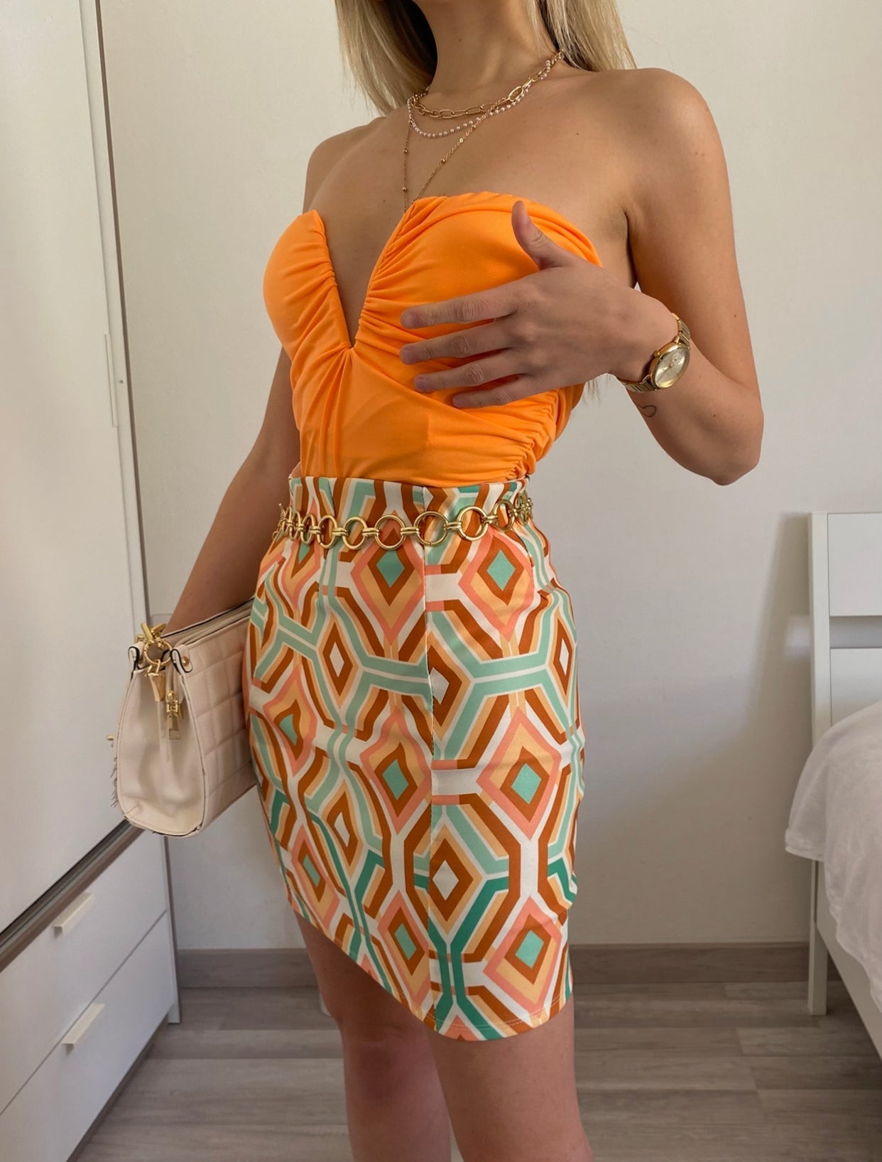 Top arancio con scollo a V