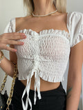 Top crop arricciato con manichina bianco