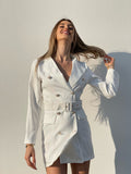 Abito a blazer bianco con bottoni e cintura