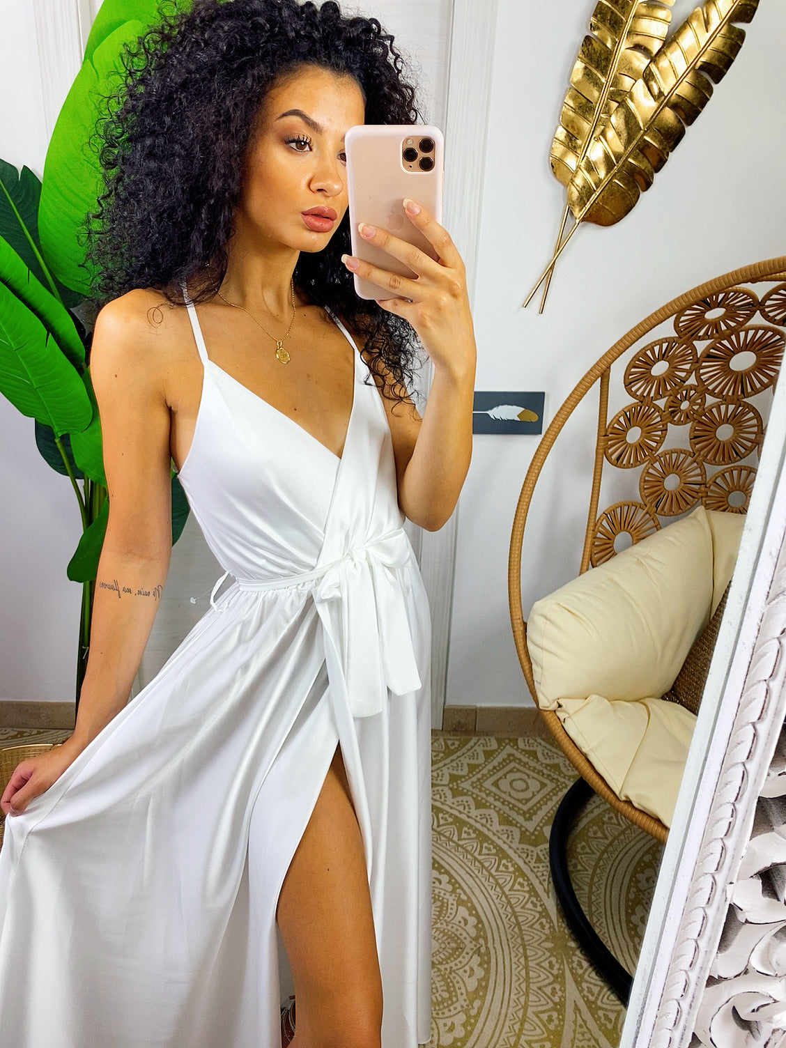 Abito in raso con maxi spacco bianco