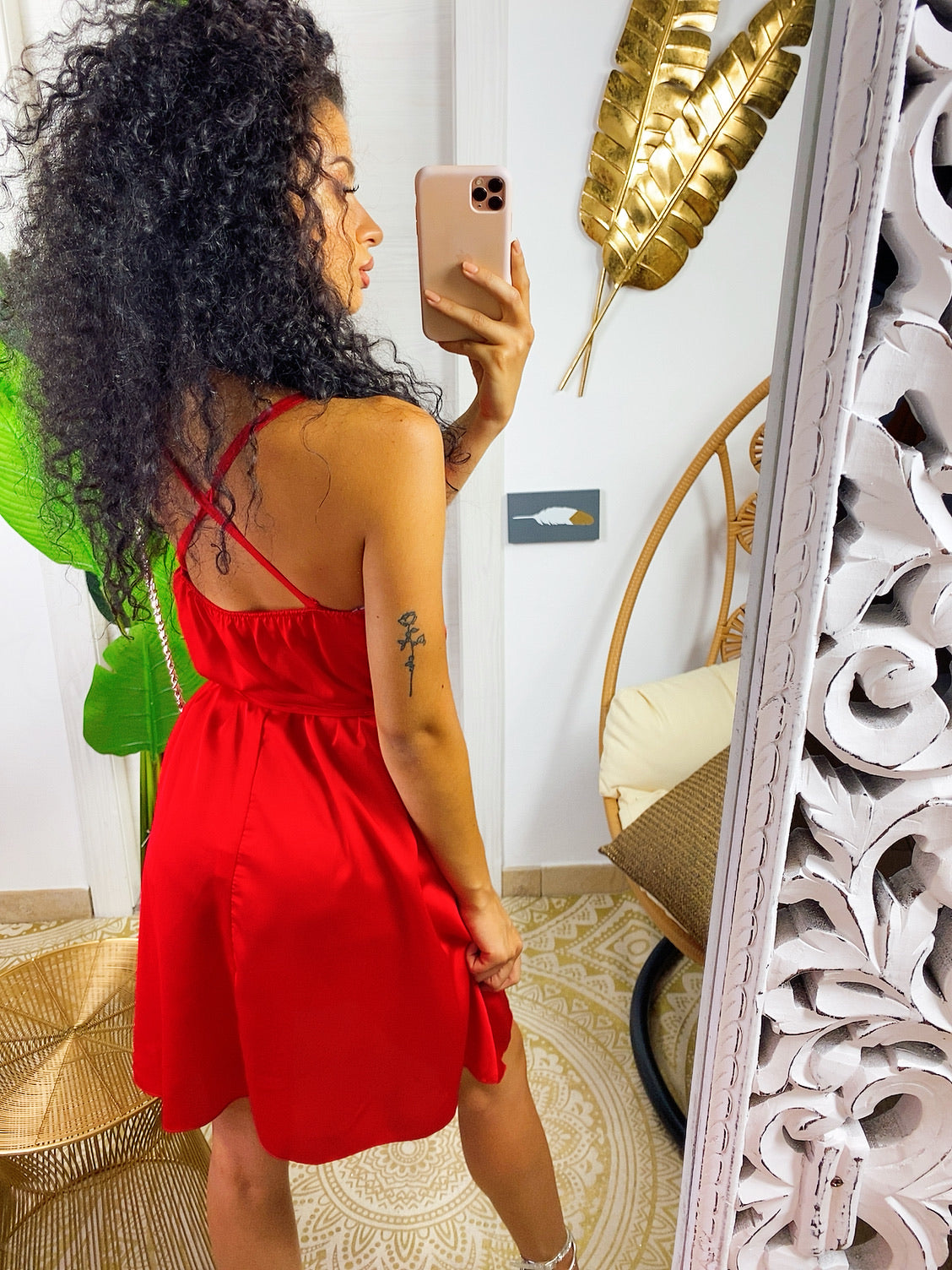 Abito in raso rosso con cintura in vita