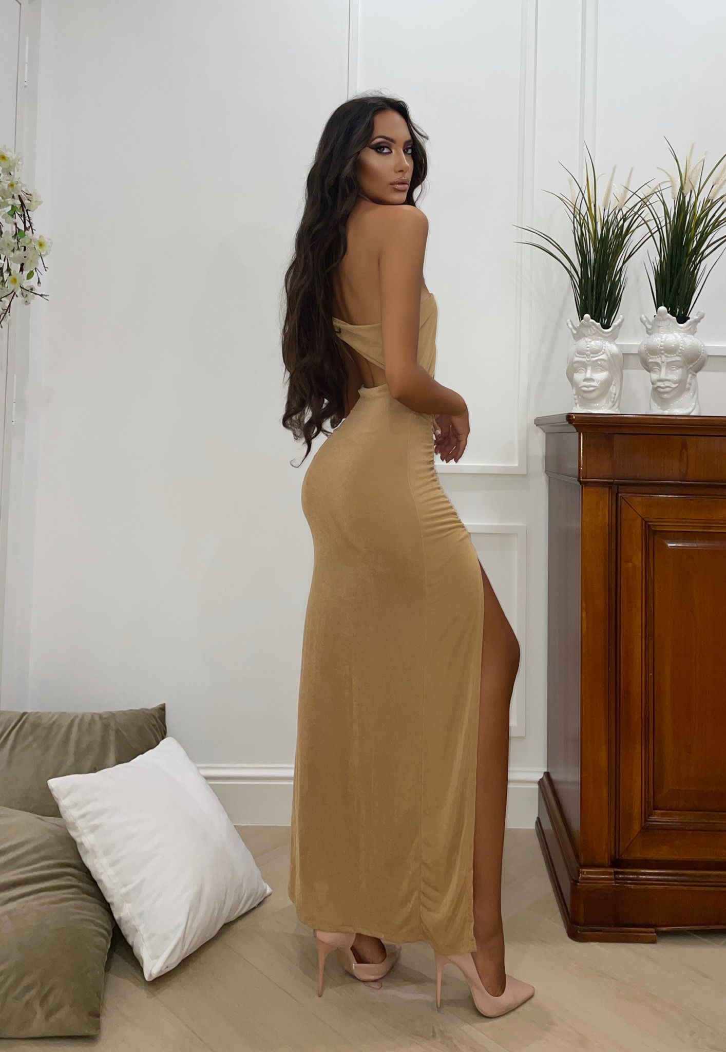 Abito lungo nude monospalla con spacco