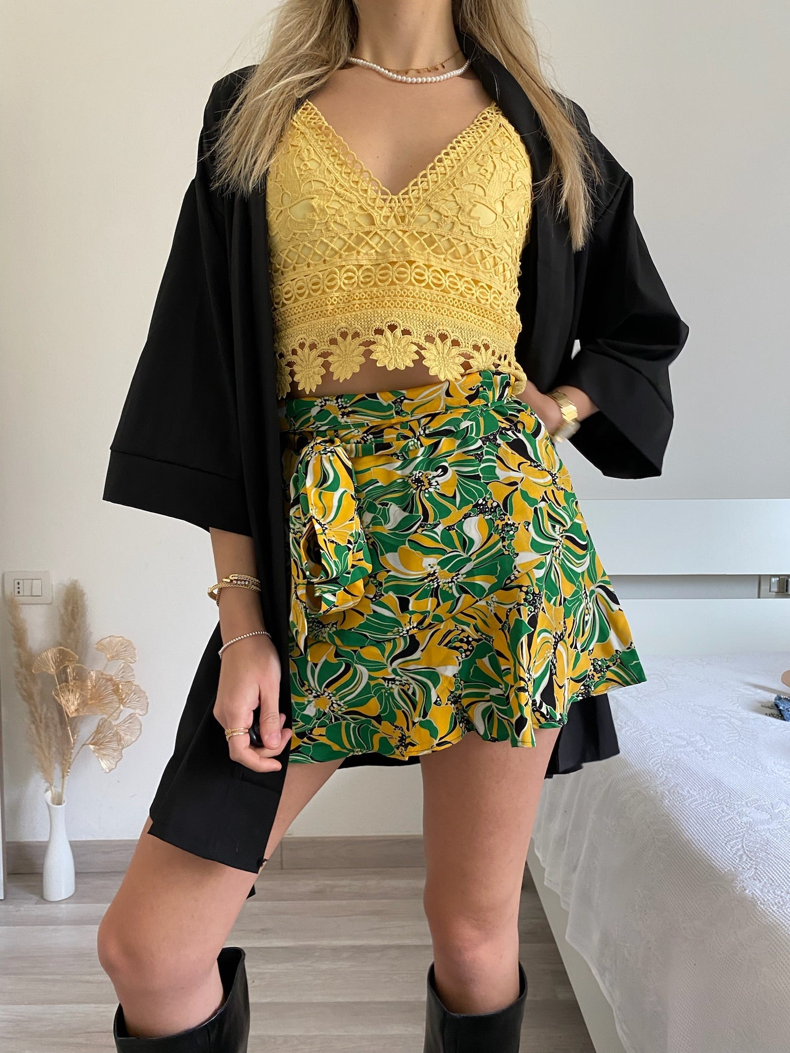 Top in pizzo giallo con pizzo