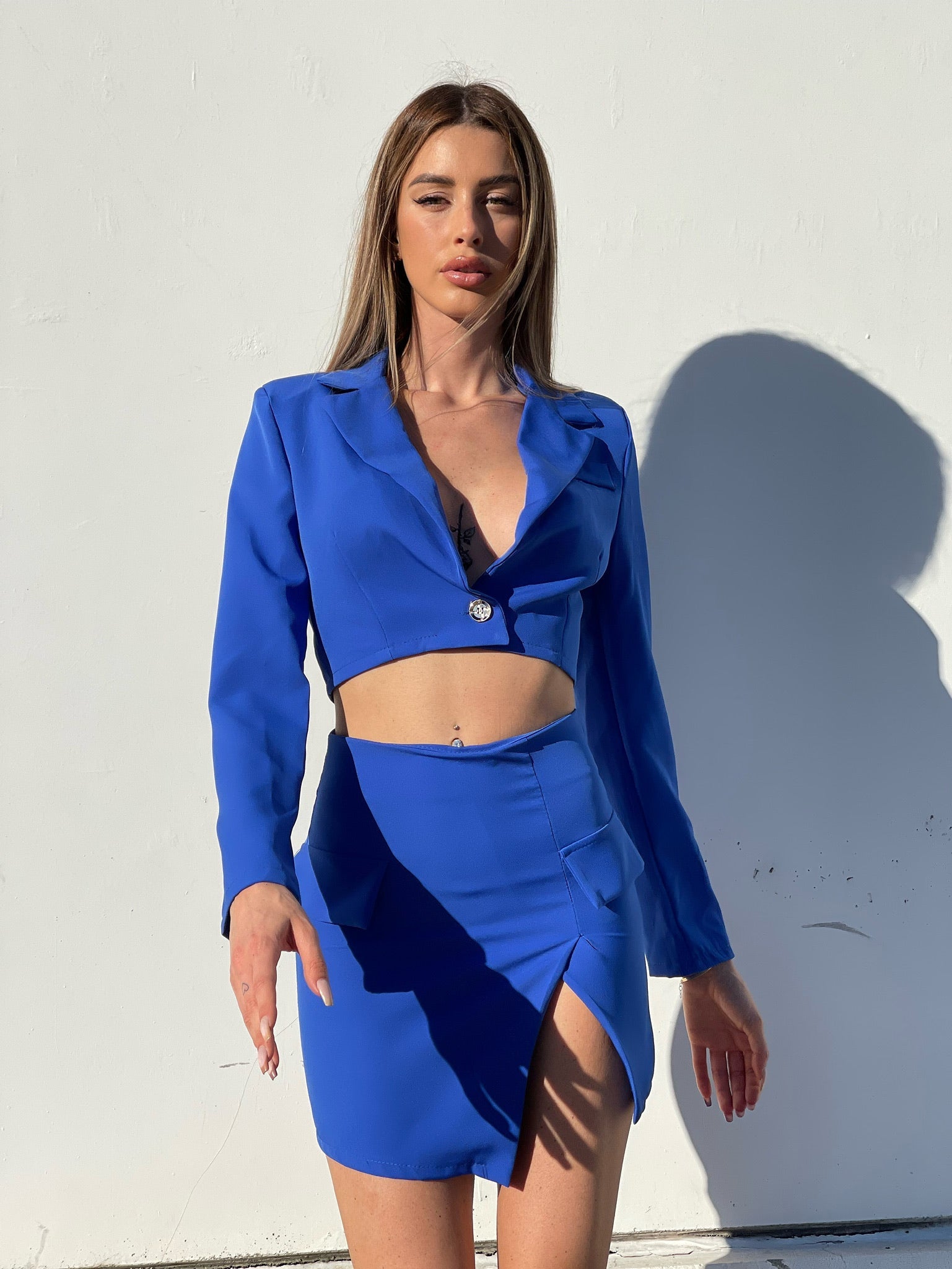 Completo giacca corta e gonna blu elettrico