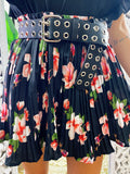 Short a pieghine con fiori grandi rosa