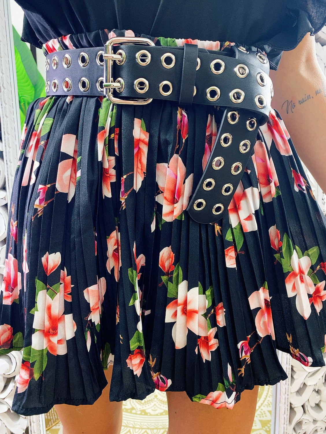 Short a pieghine con fiori grandi rosa
