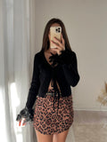 Maglia crop con piume nere