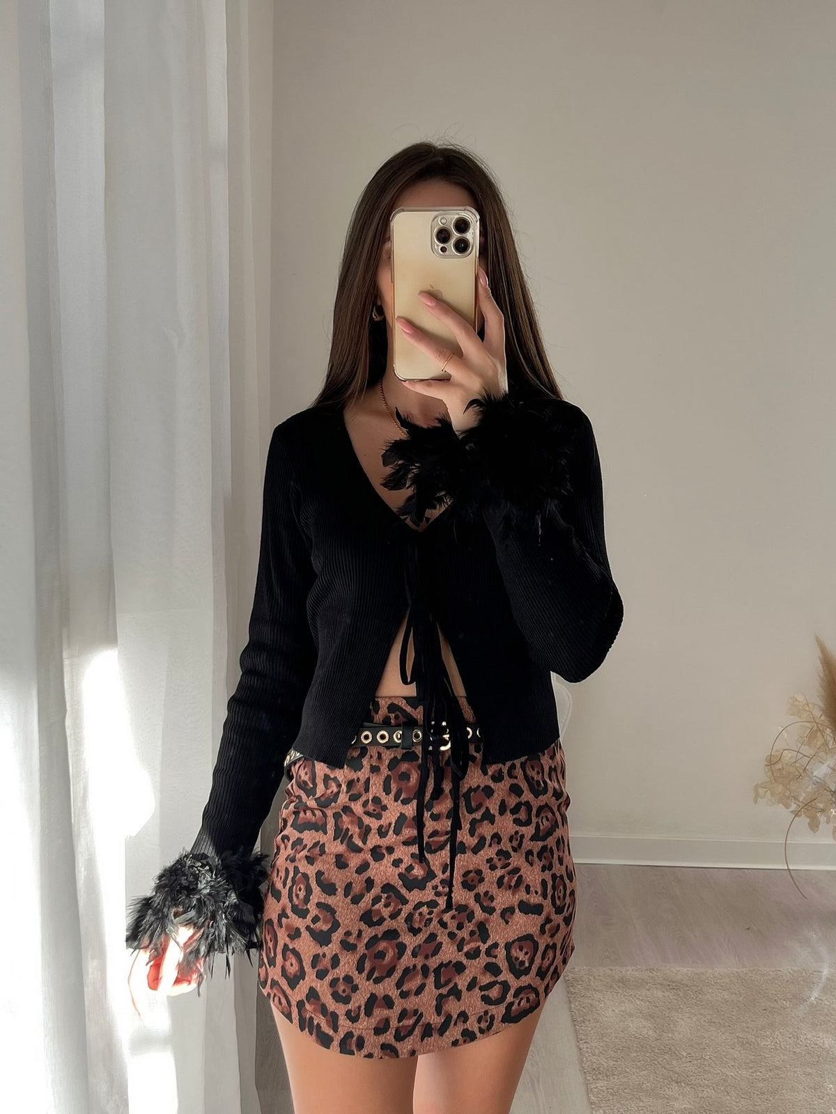 Maglia crop con piume nere