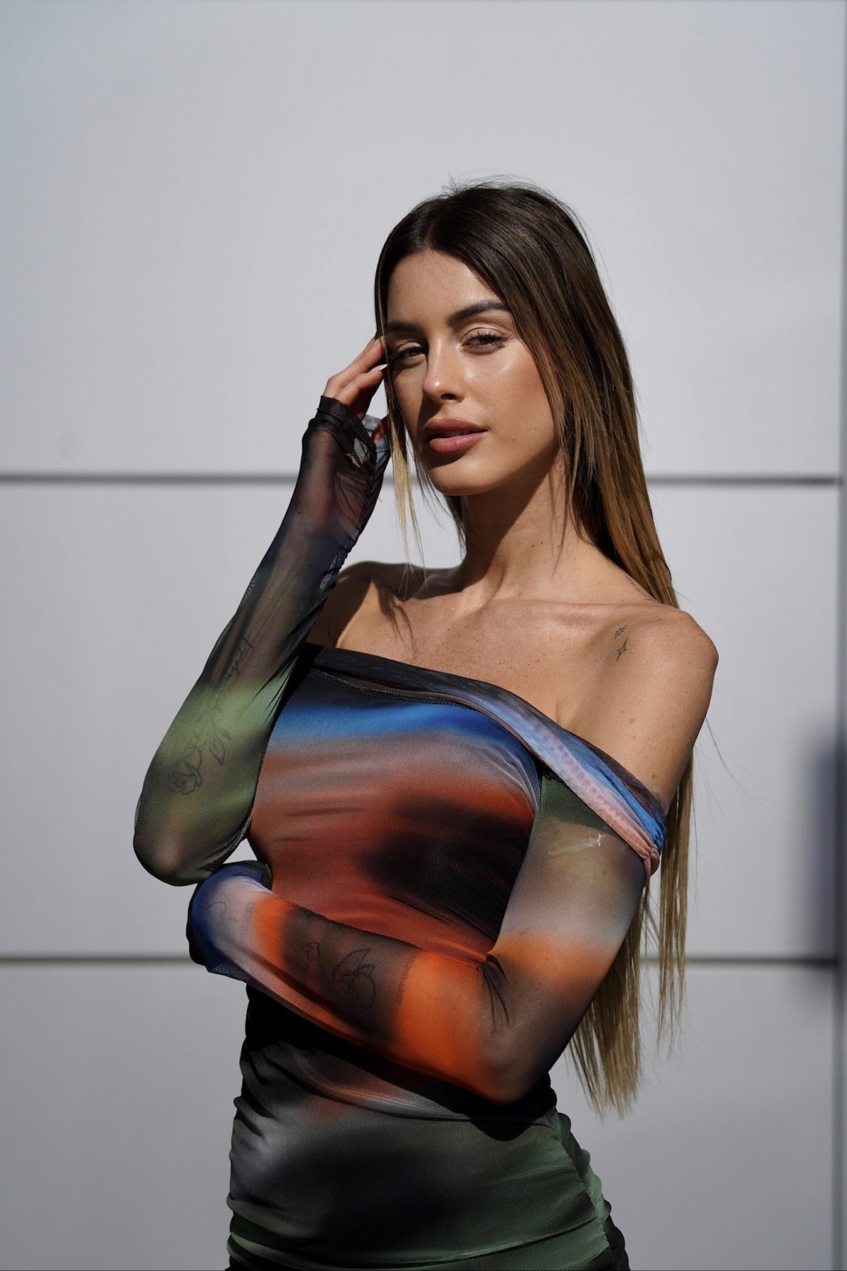 Abito multicolor con scollo base nera