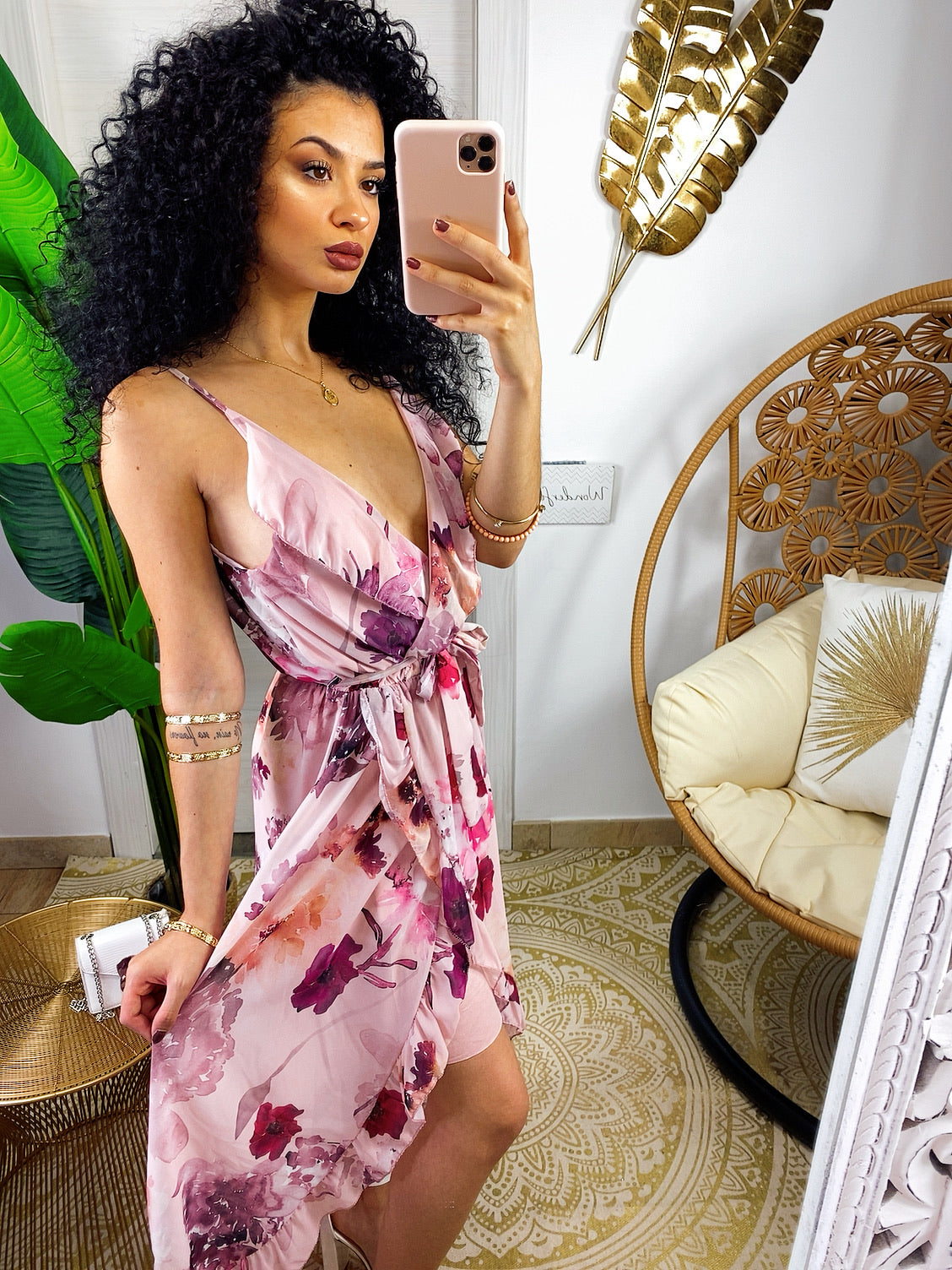 Abito con gonna asimmetrica e fiorellini rosa