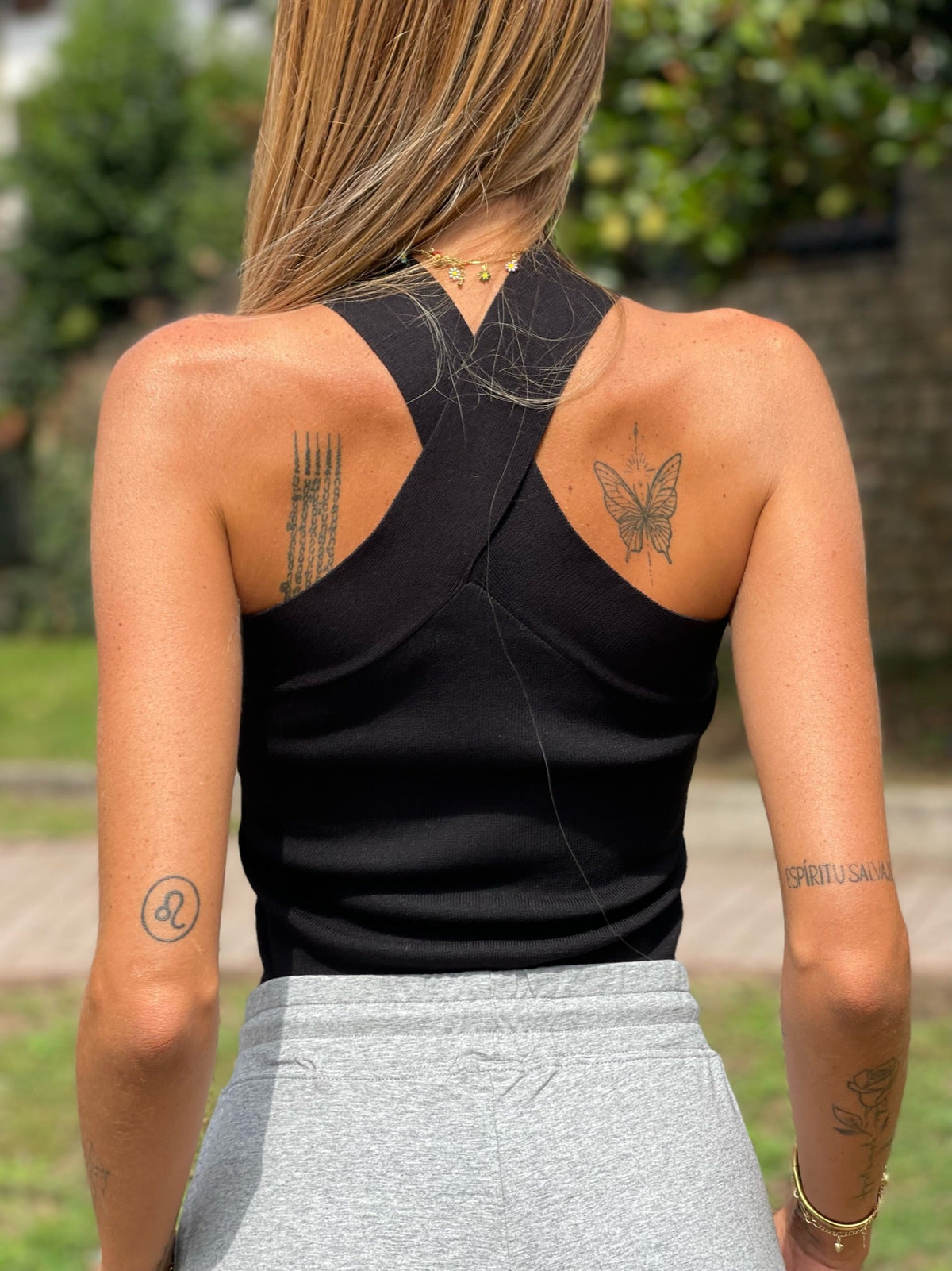 Top con incrocio sul collo nero