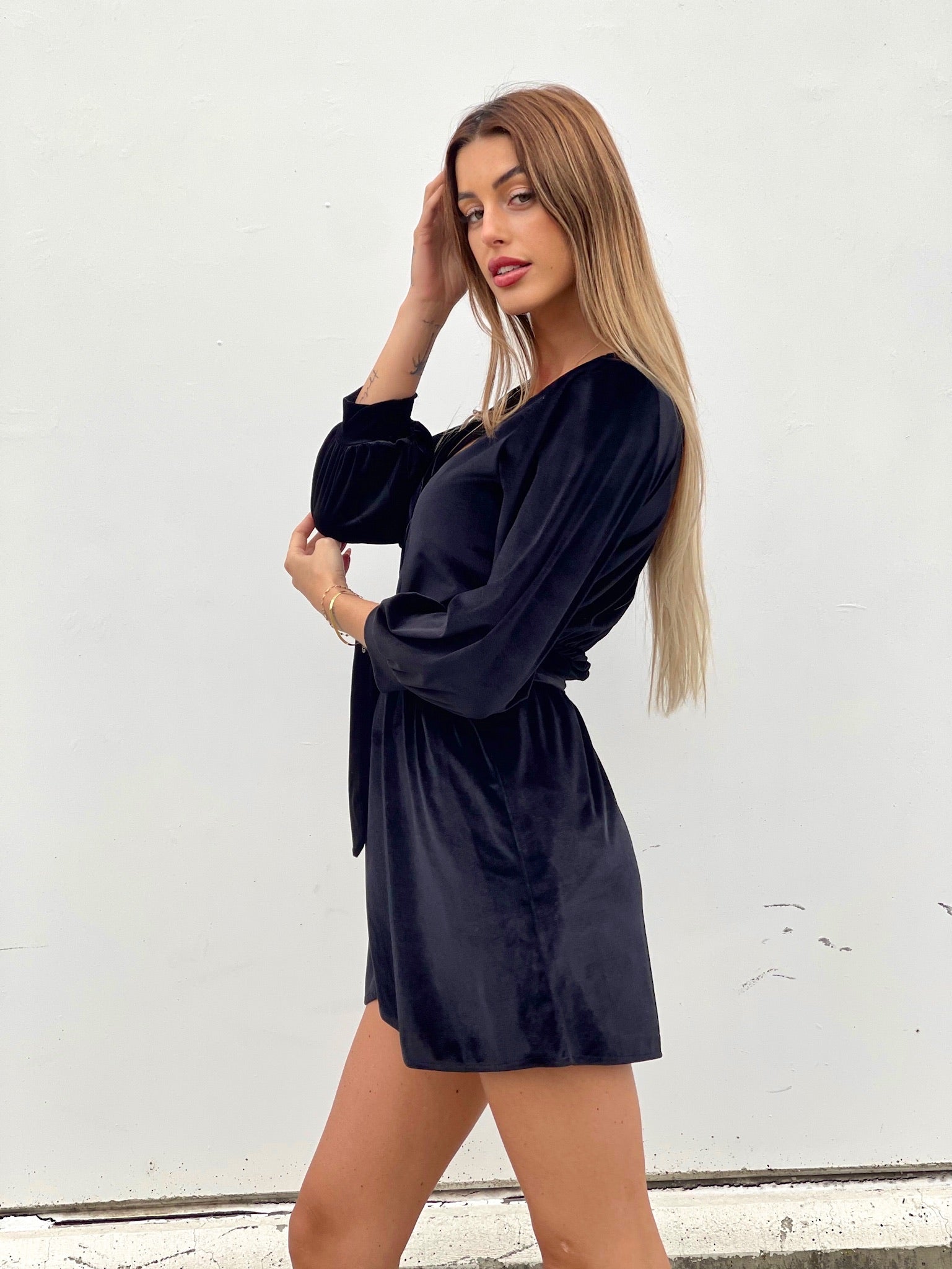 Abito in velluto nero con dettaglio oro