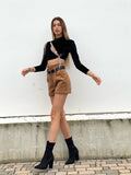 Top nero con stringhe