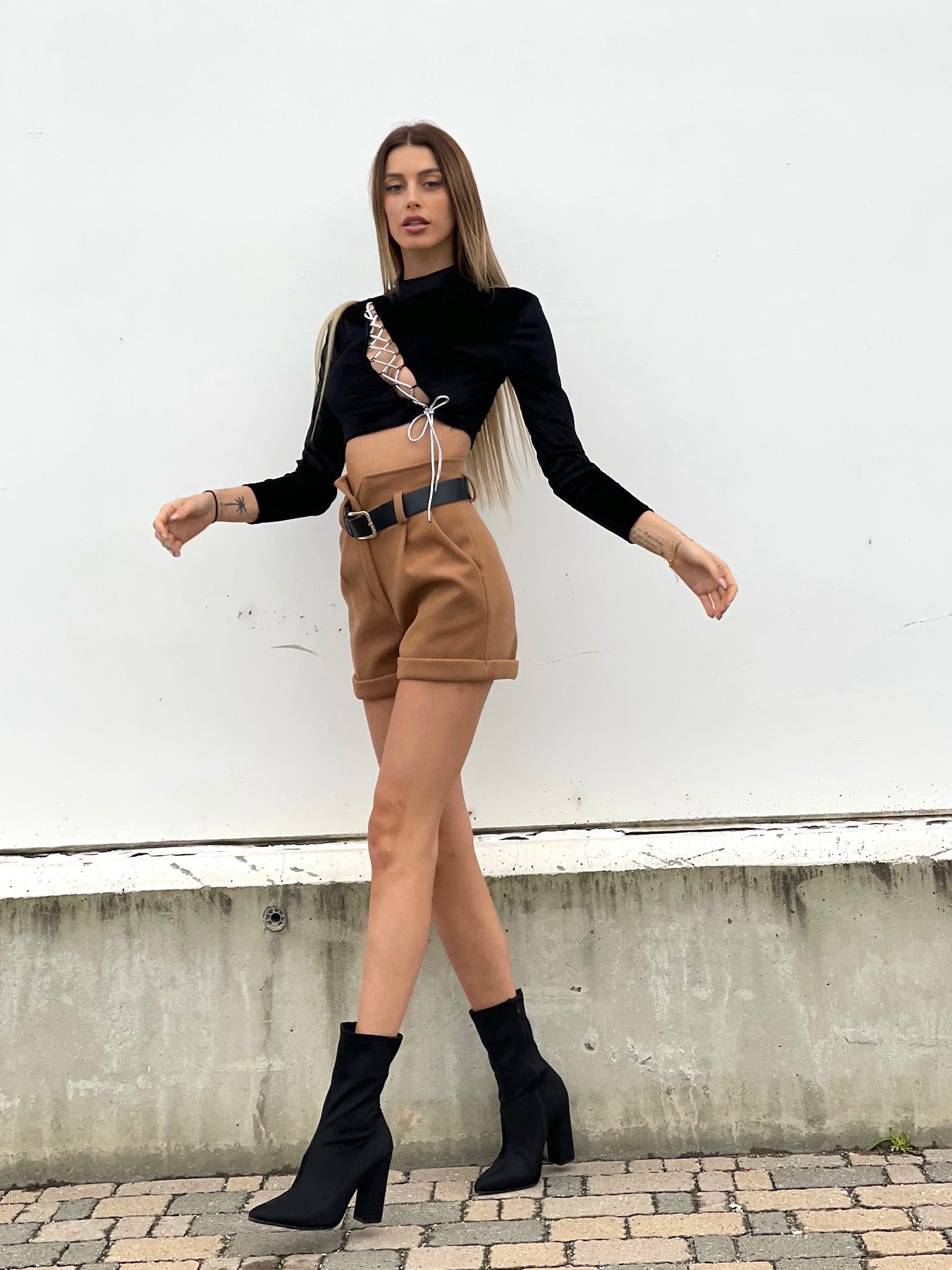 Top nero con stringhe