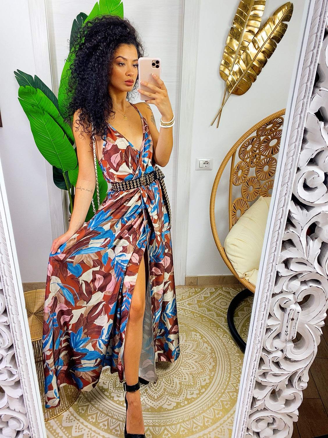 Abito in raso floreale con maxi spacco con foglie