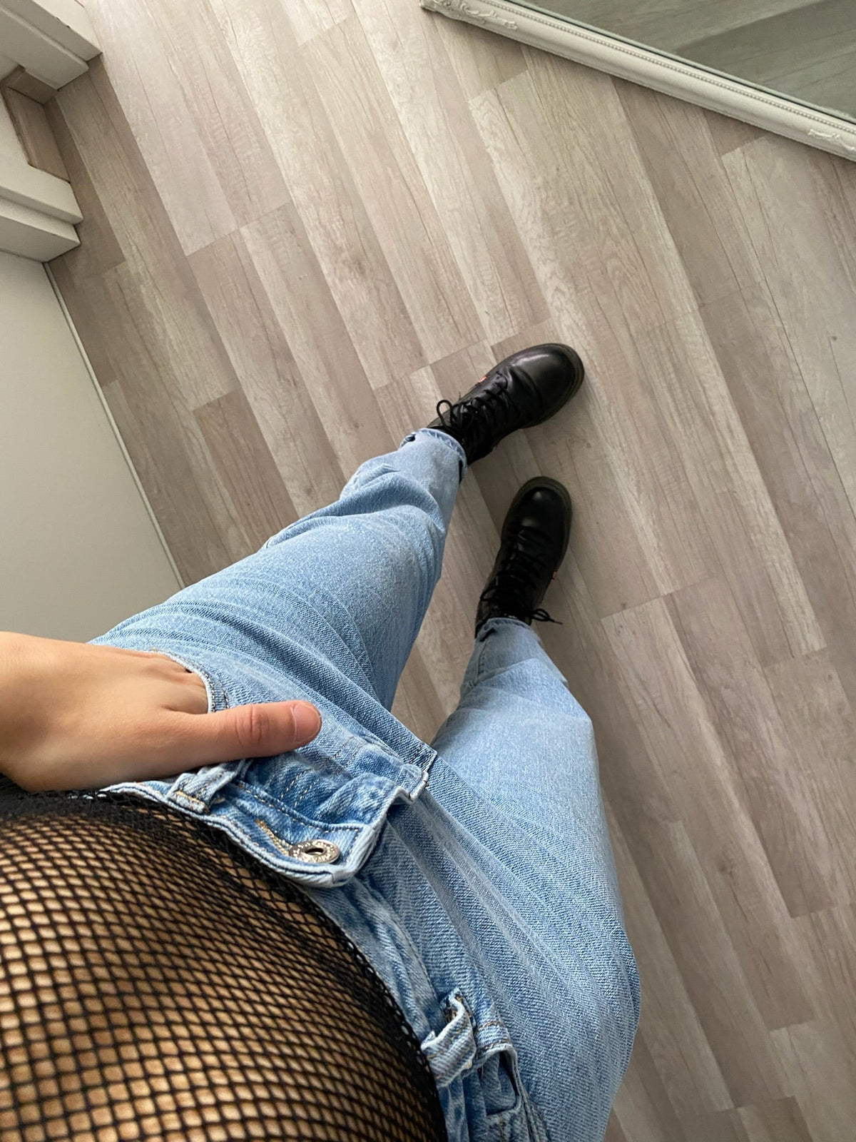 Jeans con strappo e borchie