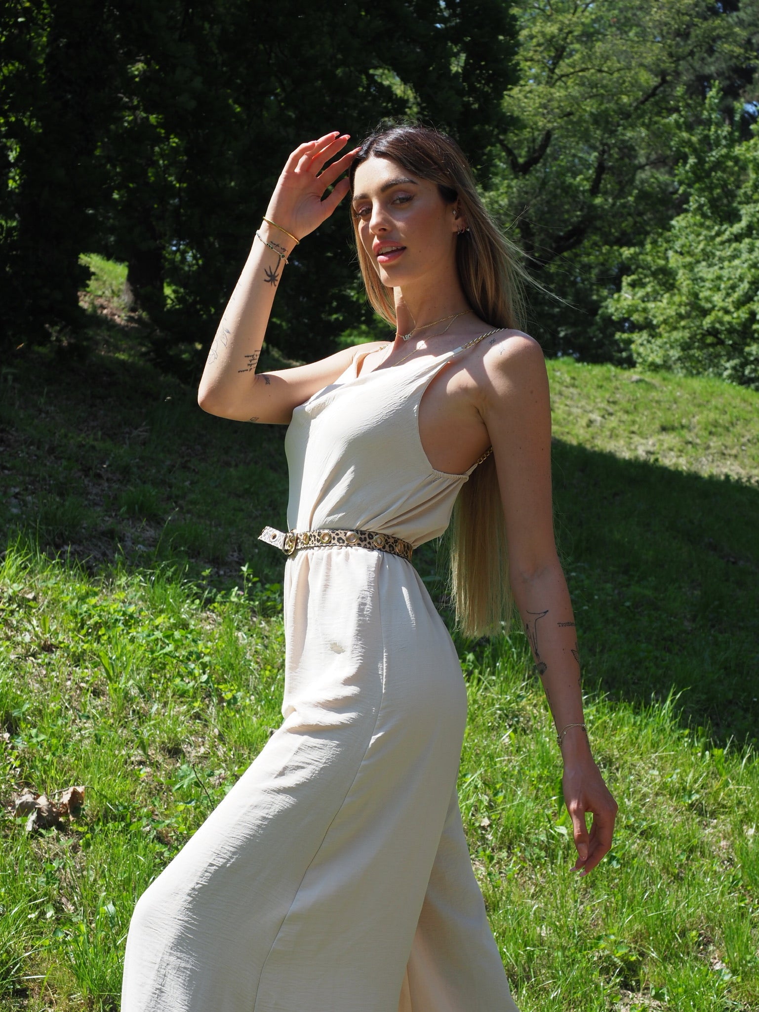 Tuta beige a palazzo spalline in catena