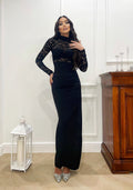 Abito nero con spacco e top in pizzo