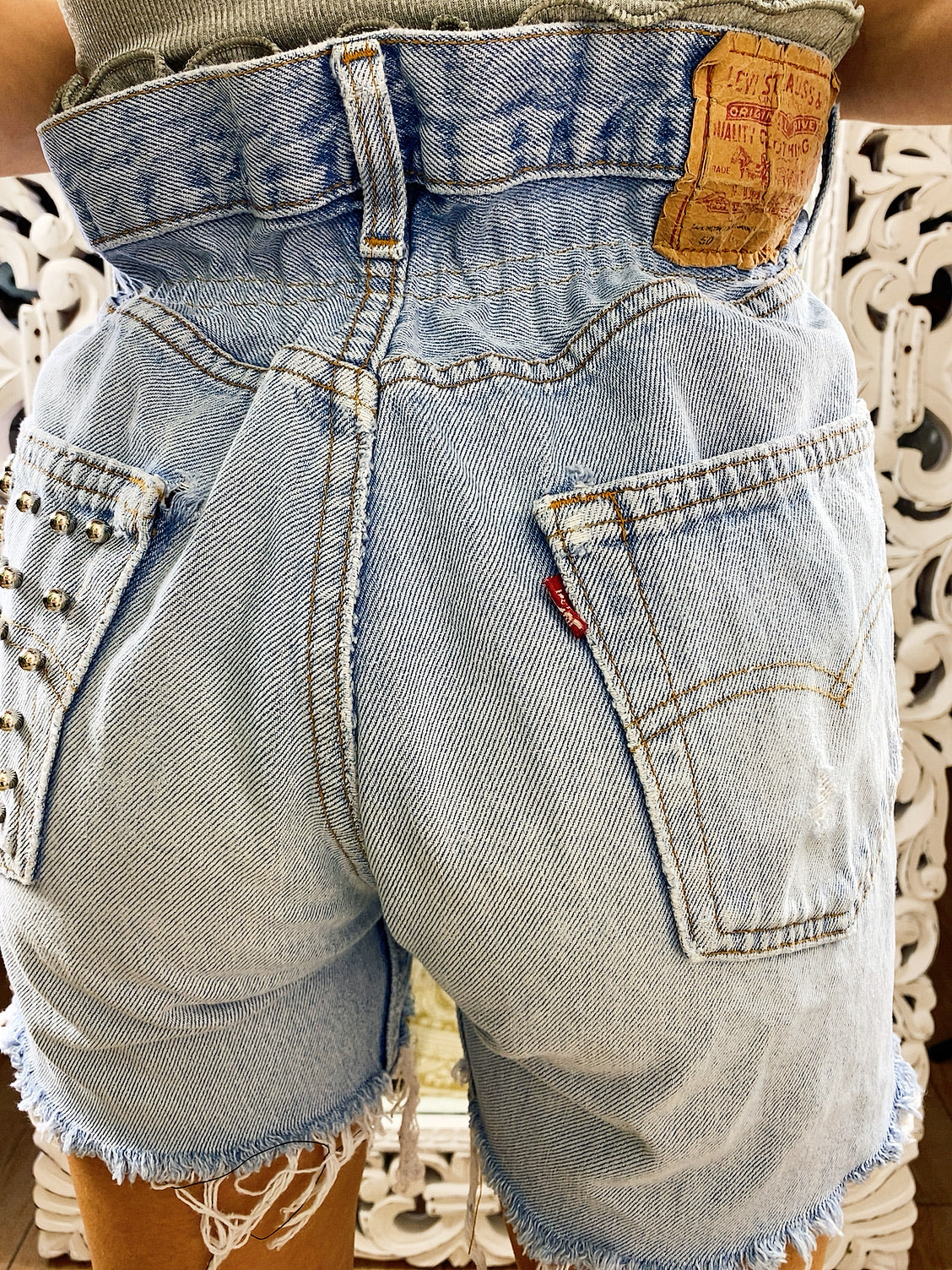 Short Vintage Levi’s jeans medio chiaro con borchie argento