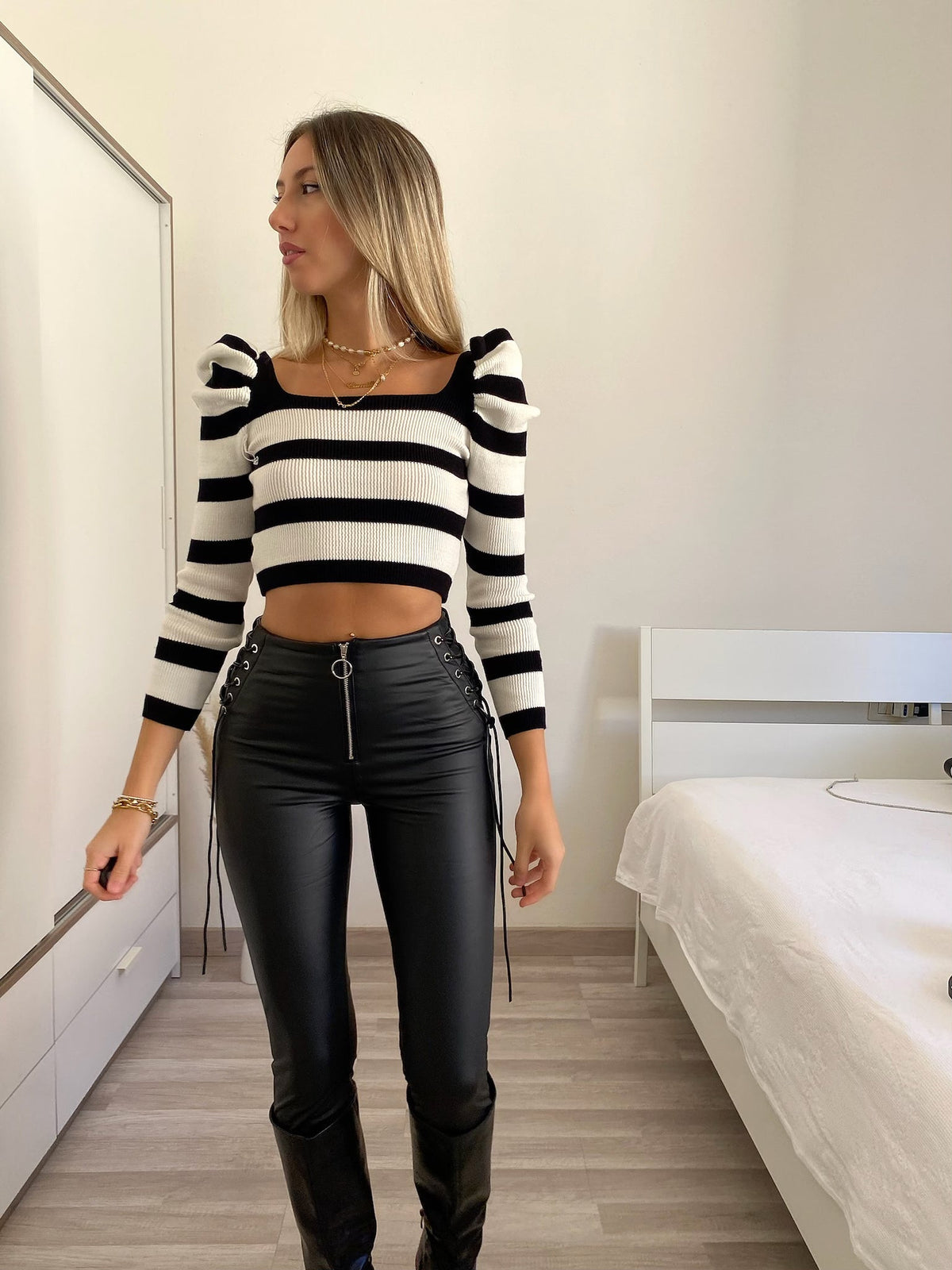 Pantalone in ecopelle con lacci laterali