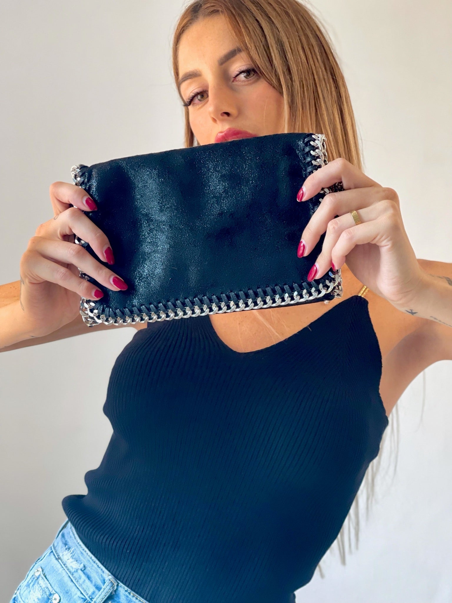 Tracollina o pochette nera con dettagli argento