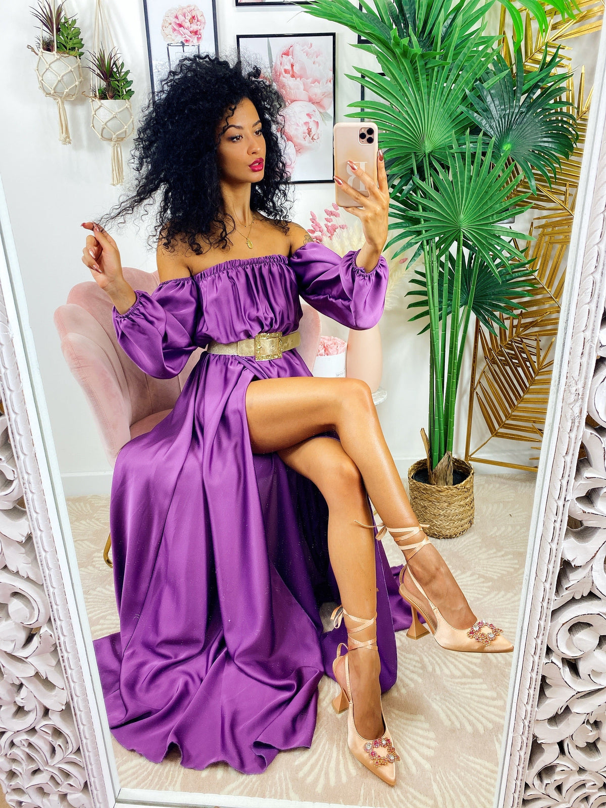Abito scollo a barchetta in raso con maxi spacco purple