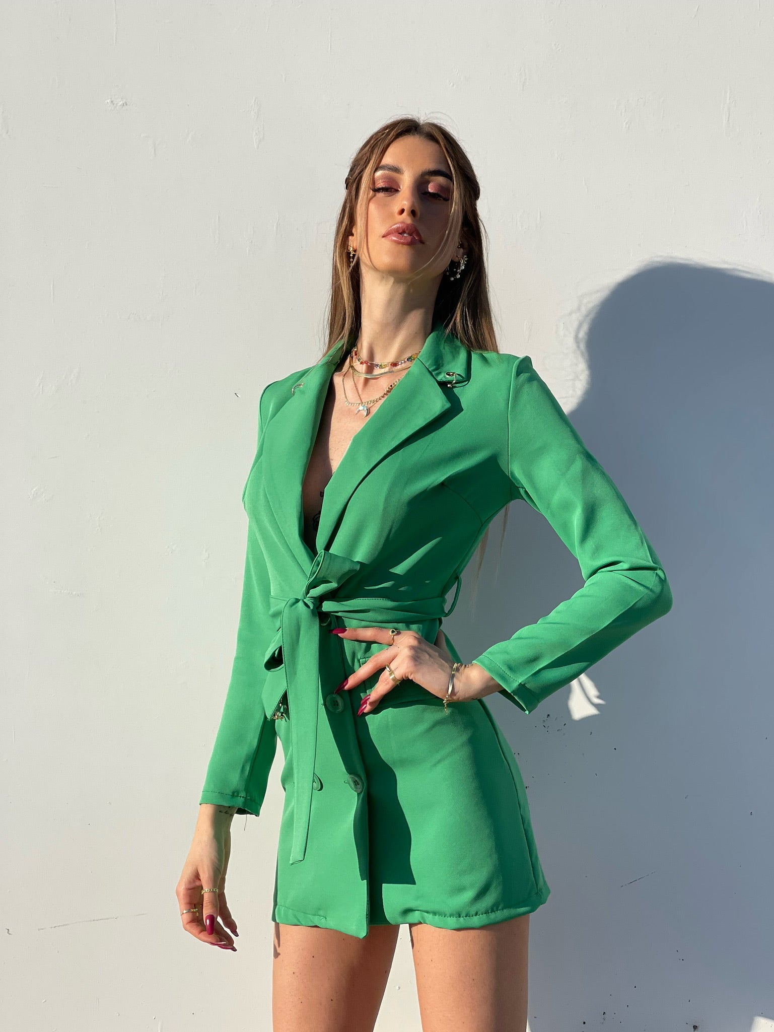 Abito a blazer verde con dettagli oro