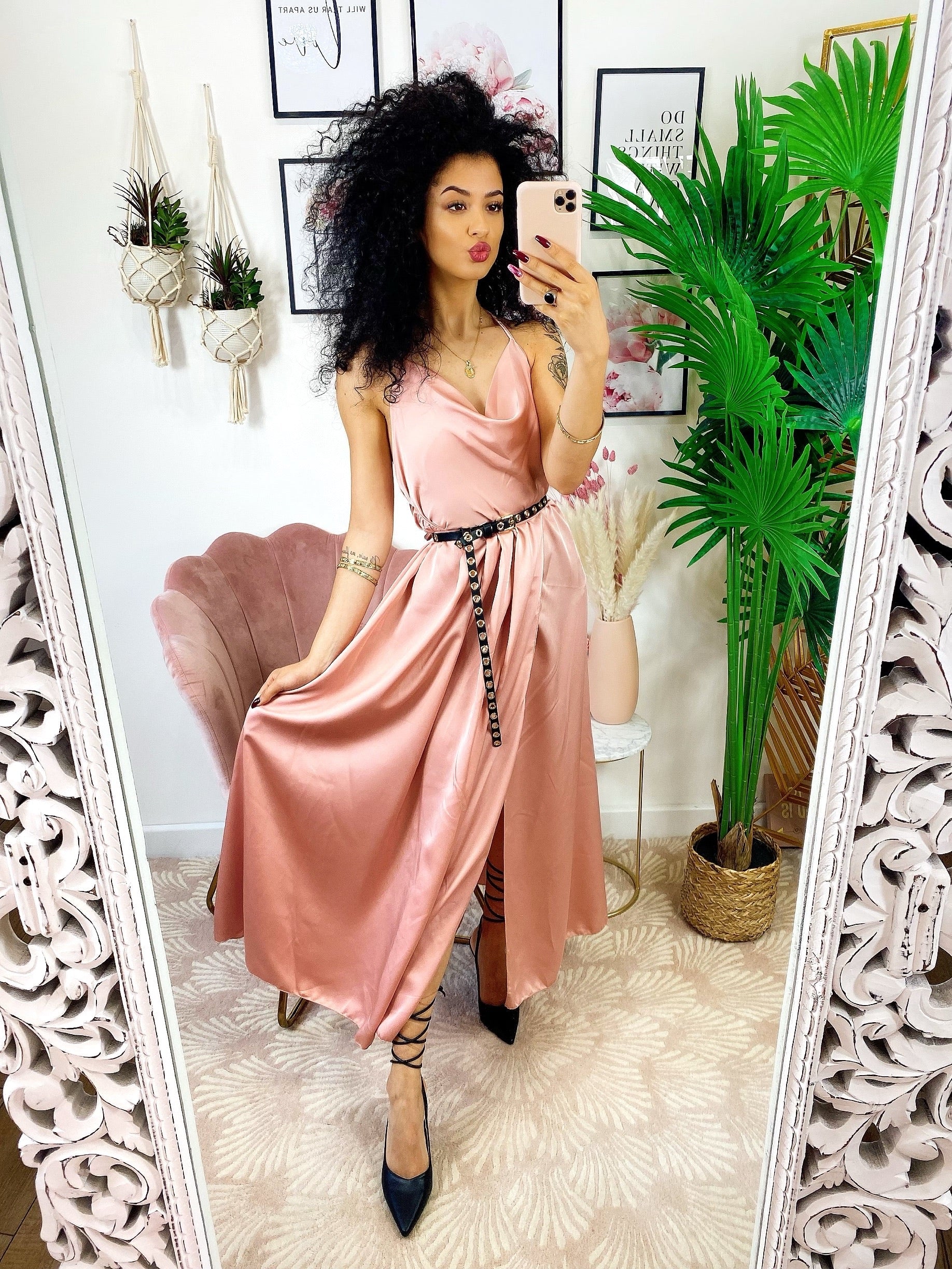 Abito midi raso con maxi spacco rosa