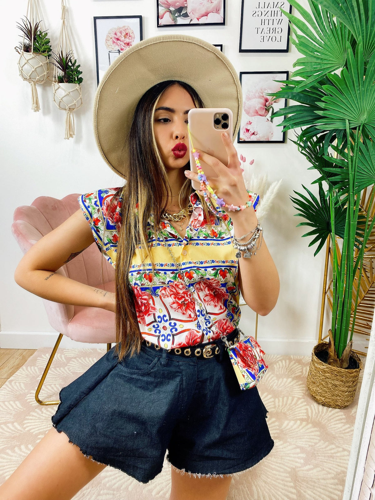 Camicia smanicata con borsetta base gialla