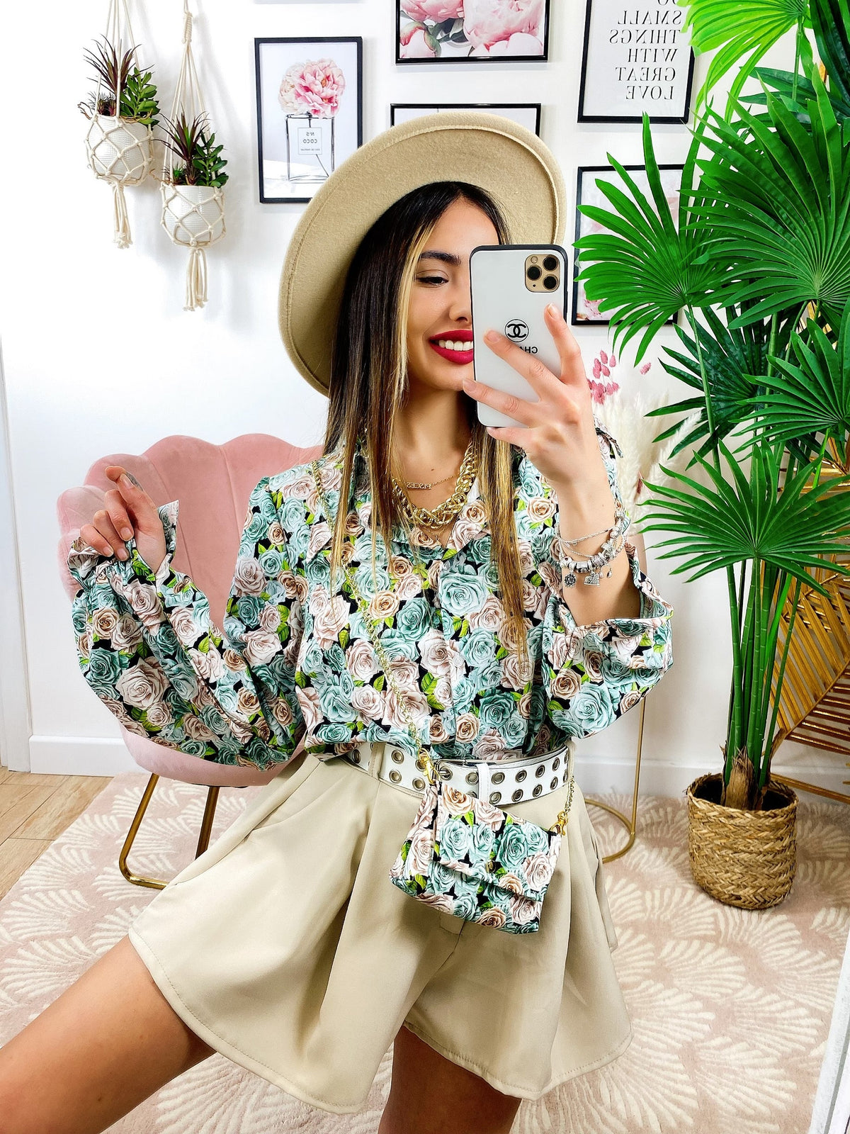 Camicia floreale con borsetta verdeacqua