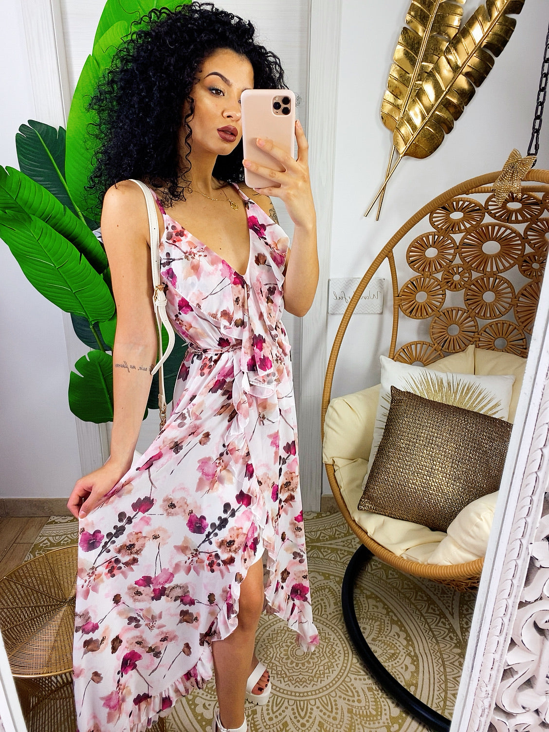 Abito con gonna asimmetrica e fiorellini rosa