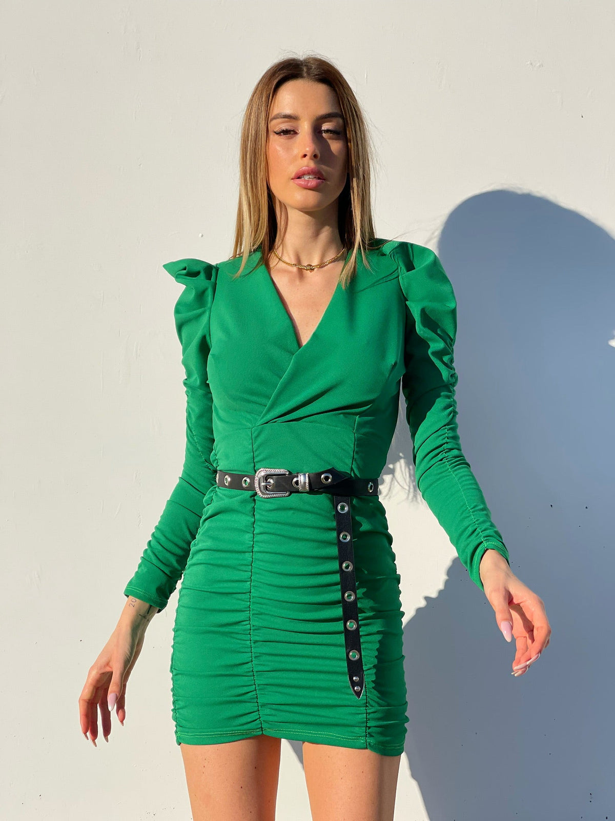 Abito verde con spalline e drappeggio