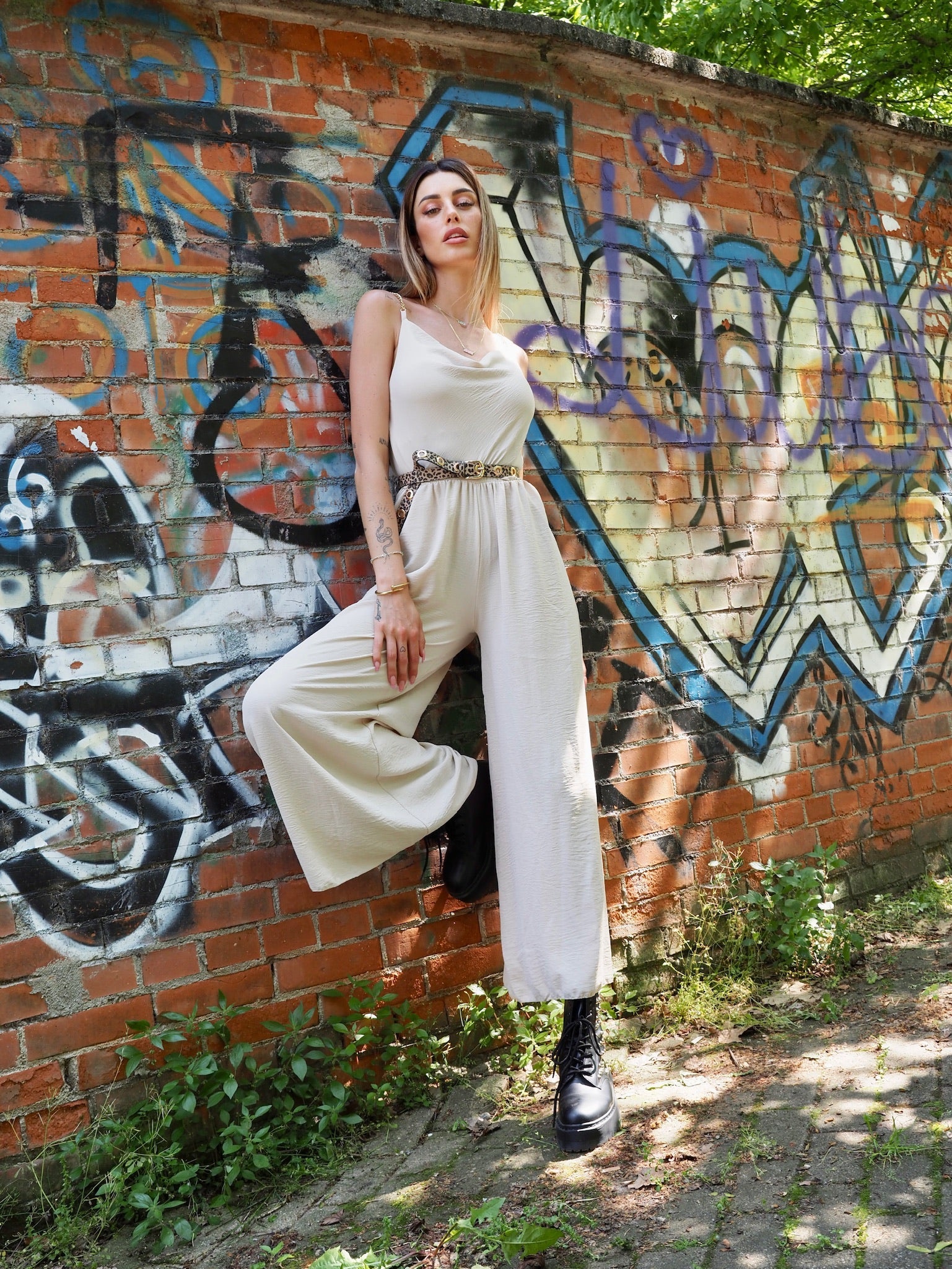 Tuta beige a palazzo spalline in catena
