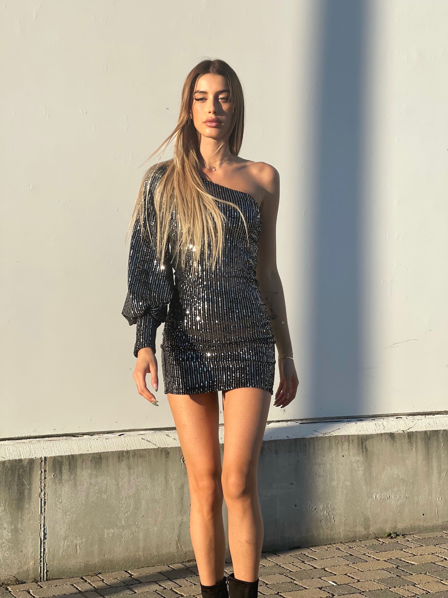 Abito con paillettes monospalla nero
