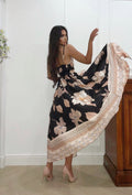 Abito nero in raso con maxi spacco fiori beige