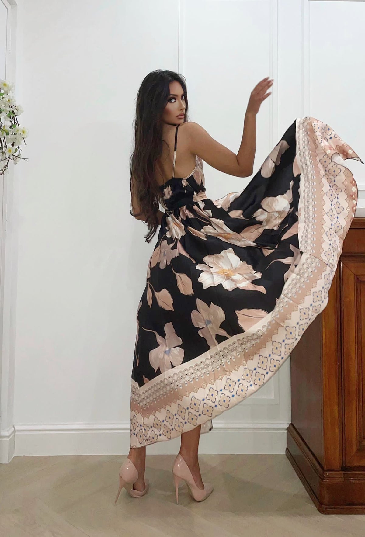 Abito nero in raso con maxi spacco fiori beige
