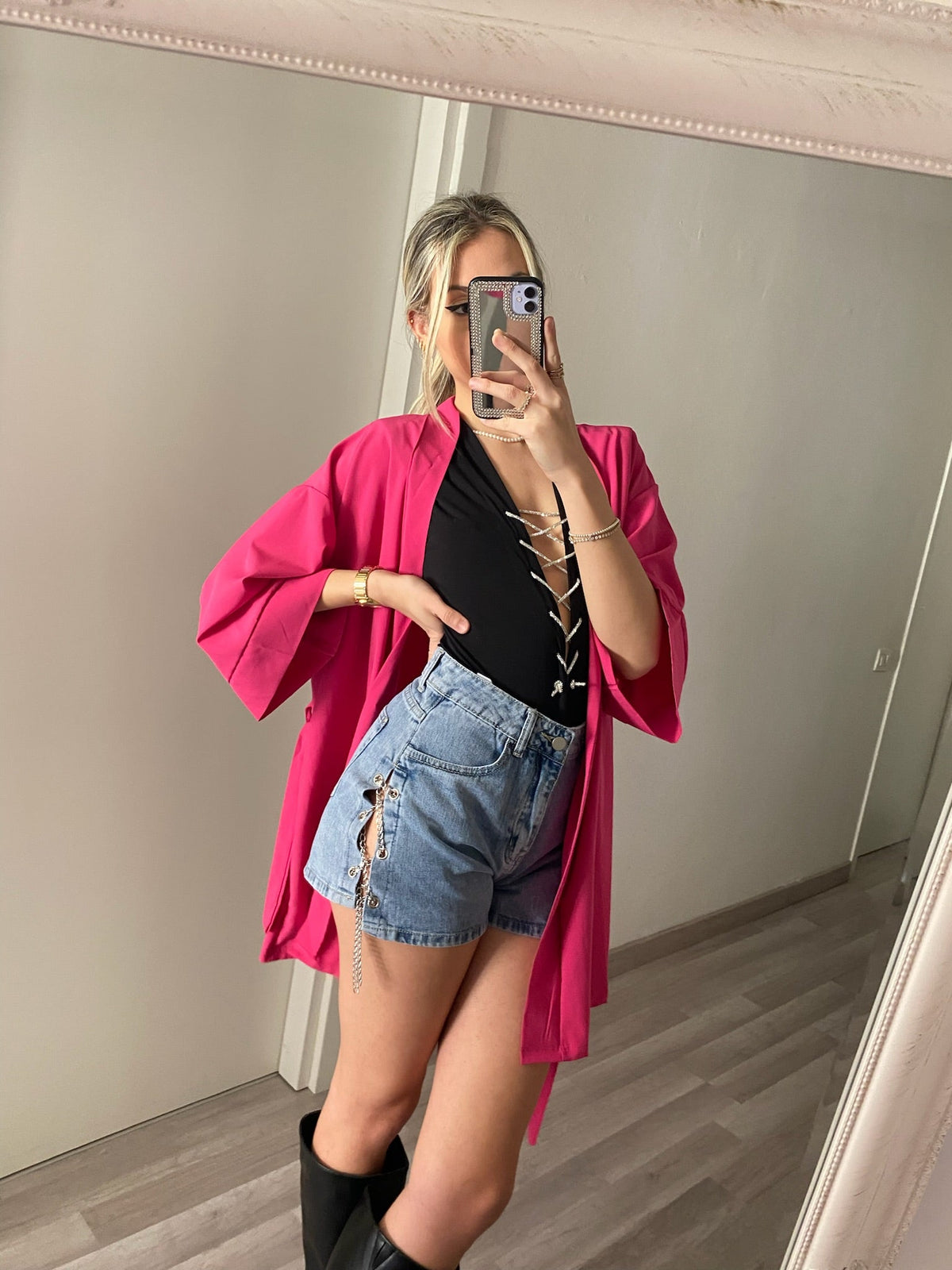 Short in jeans con catene laterali