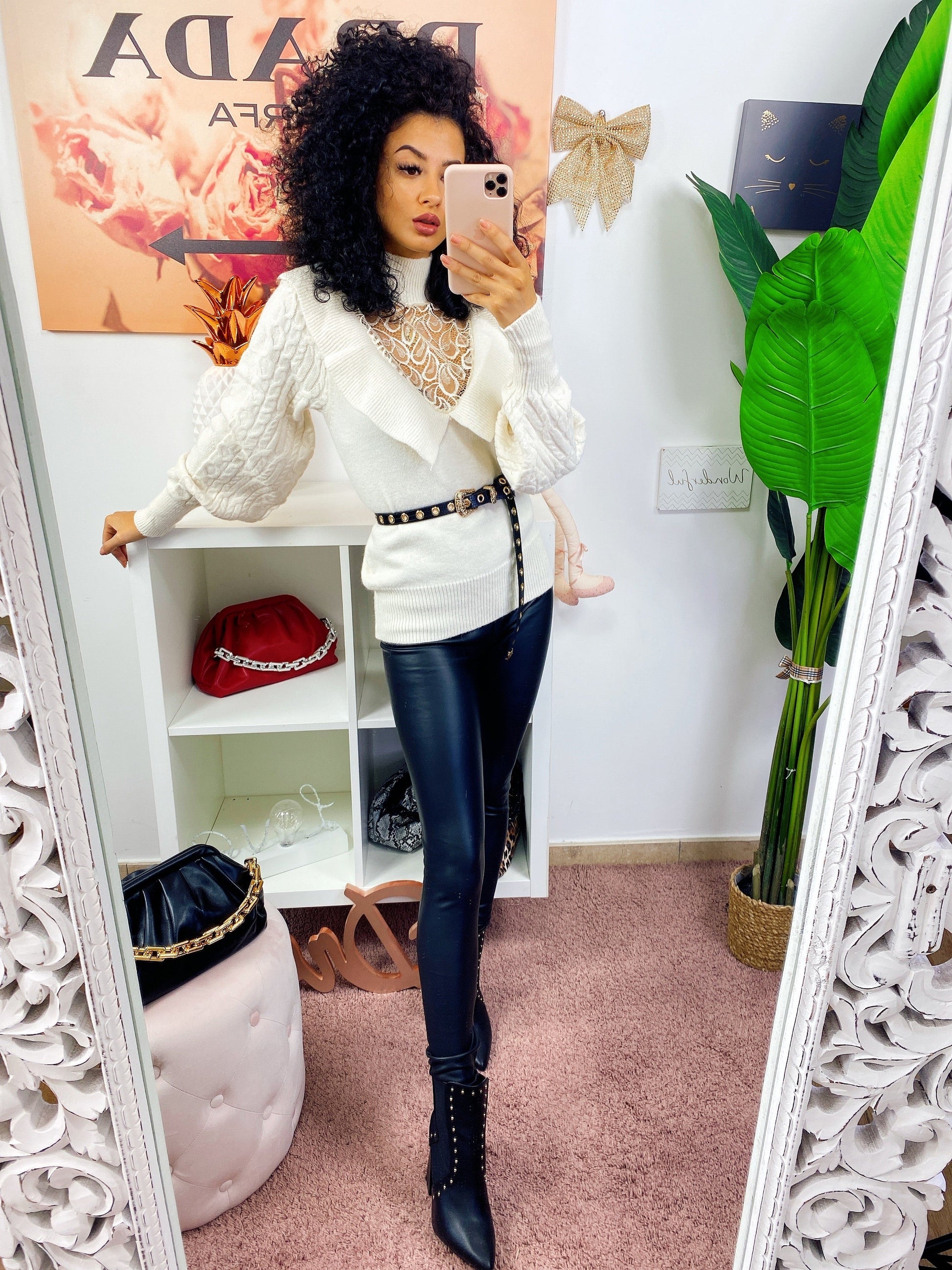 Maglioncino bianco con pizzo e scollo