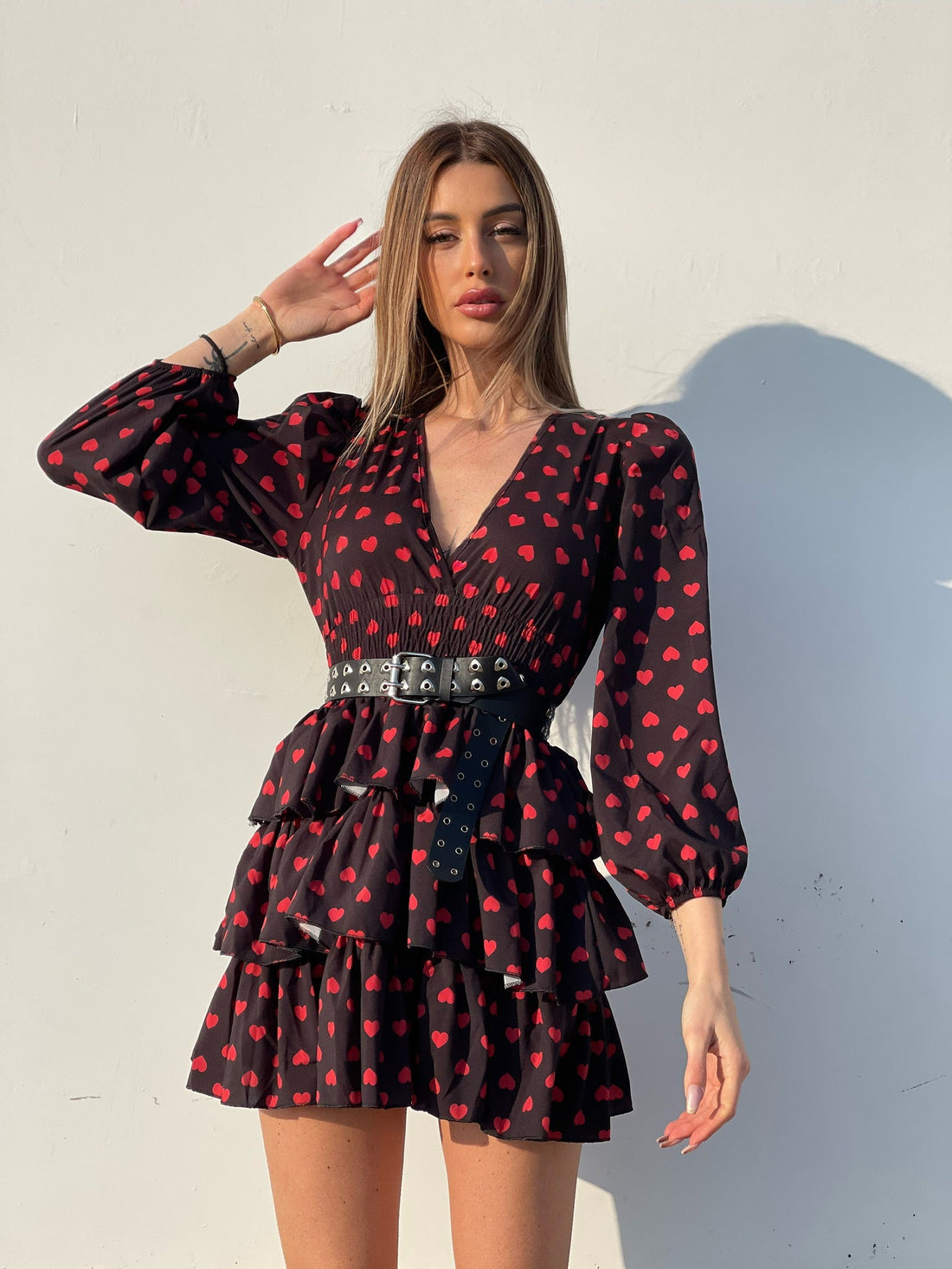 Abito nero a balze con cuori rossi