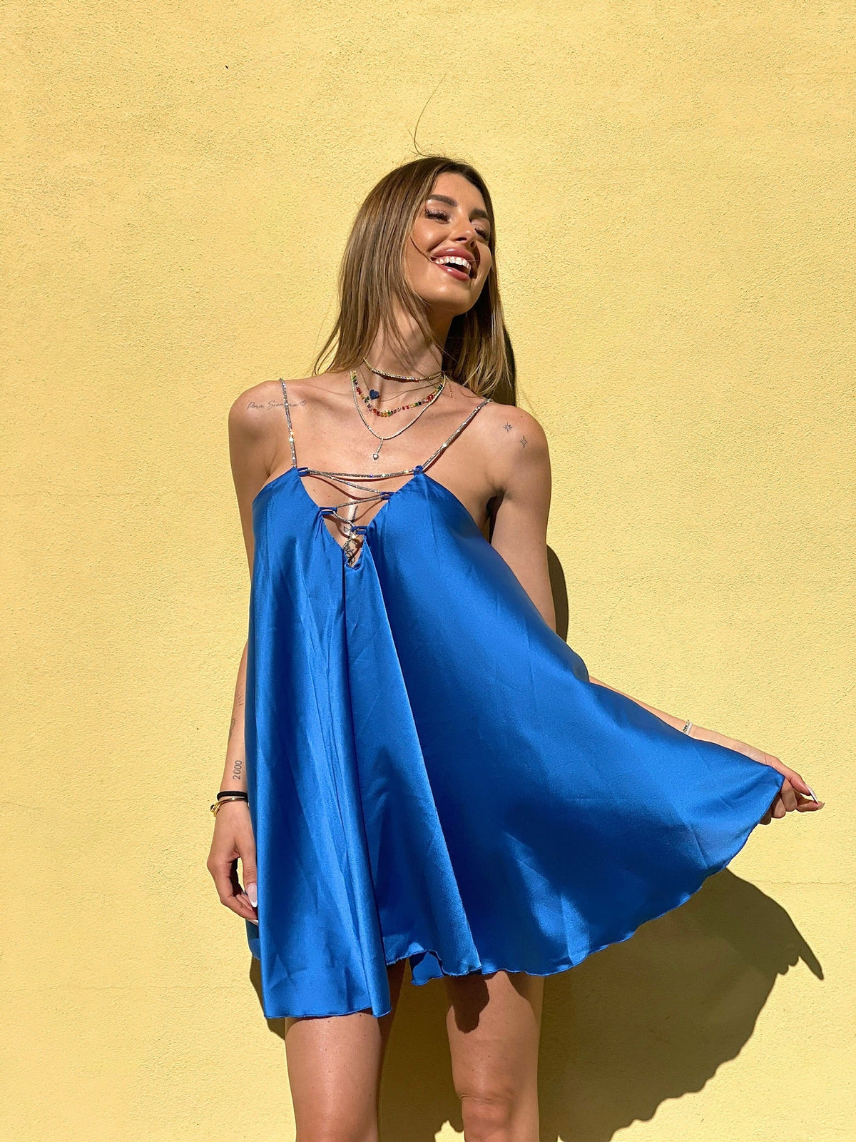Abito in raso blu elettrico con punto luce