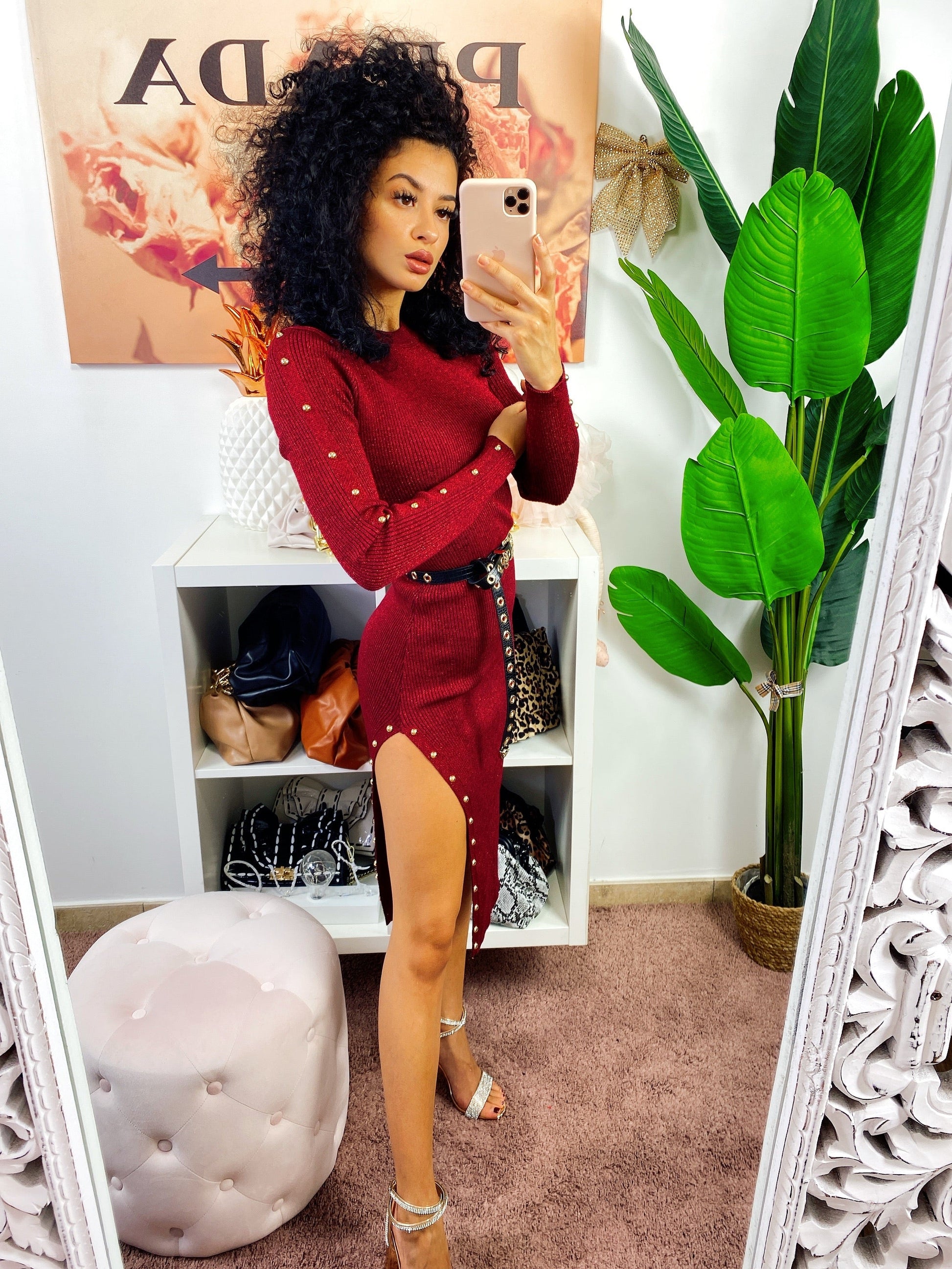Abito midi Bordeaux con borchie e spacco