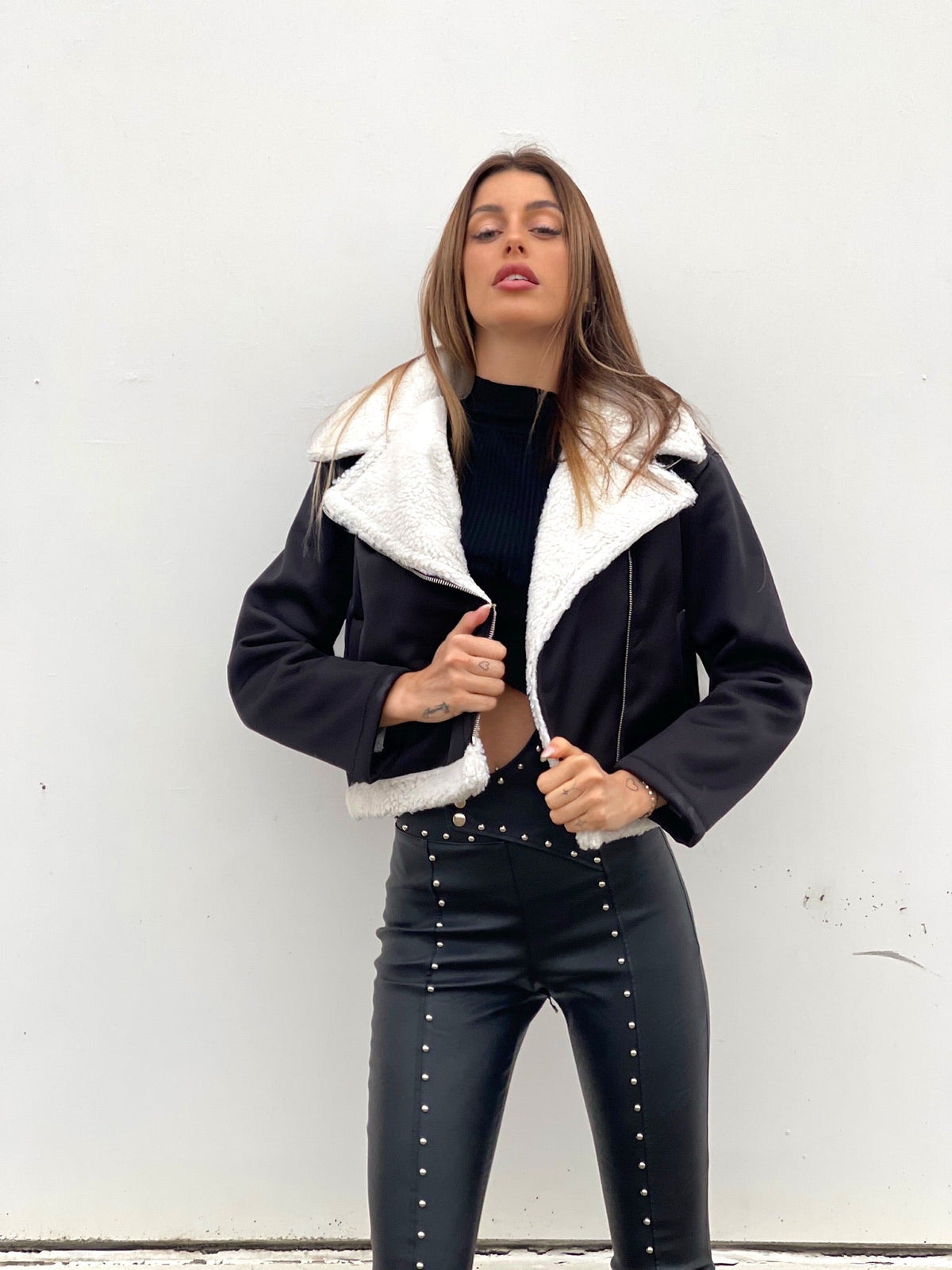Montone nero con pelo bianco