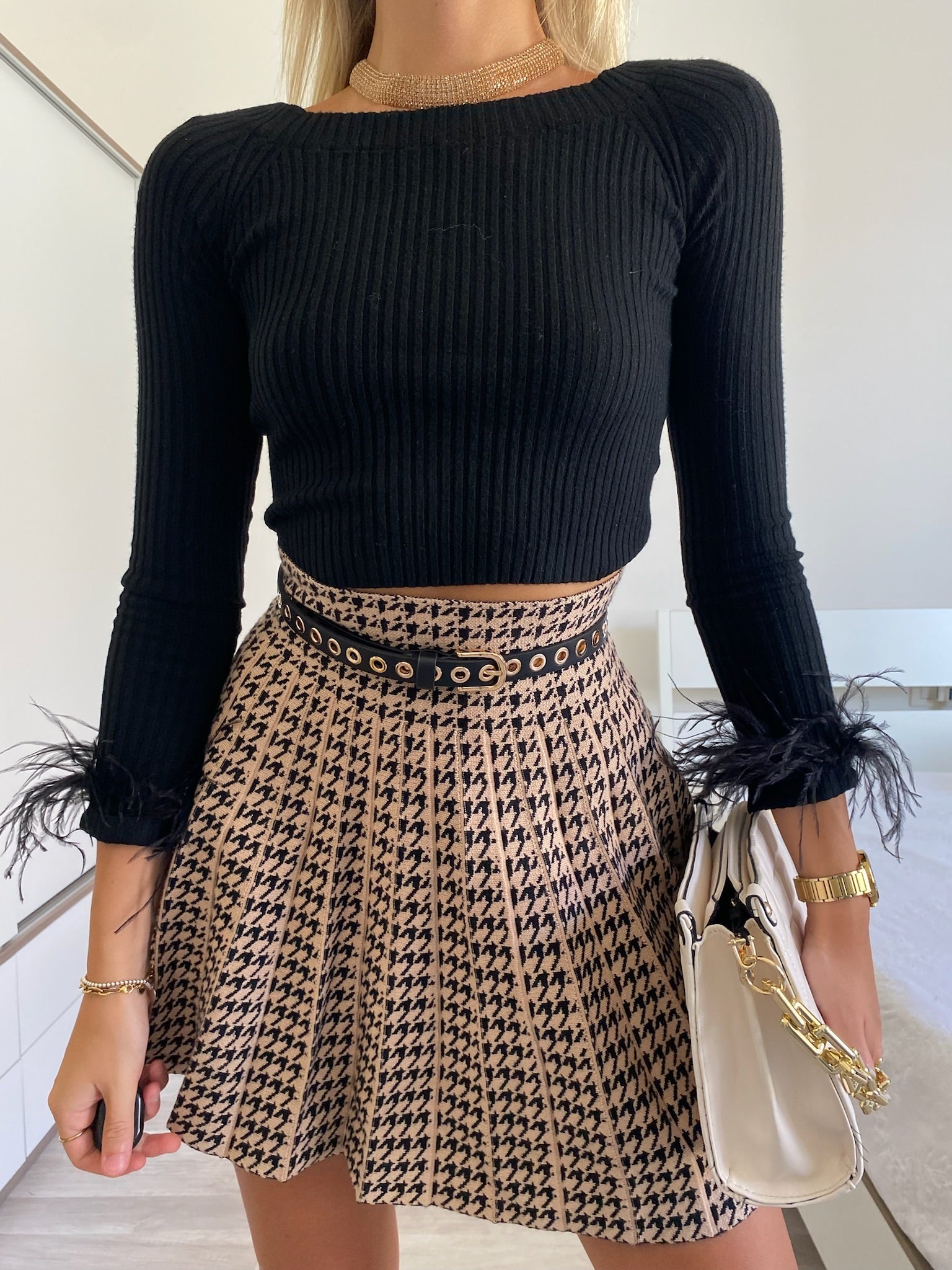 Maglioncino crop nero con piume