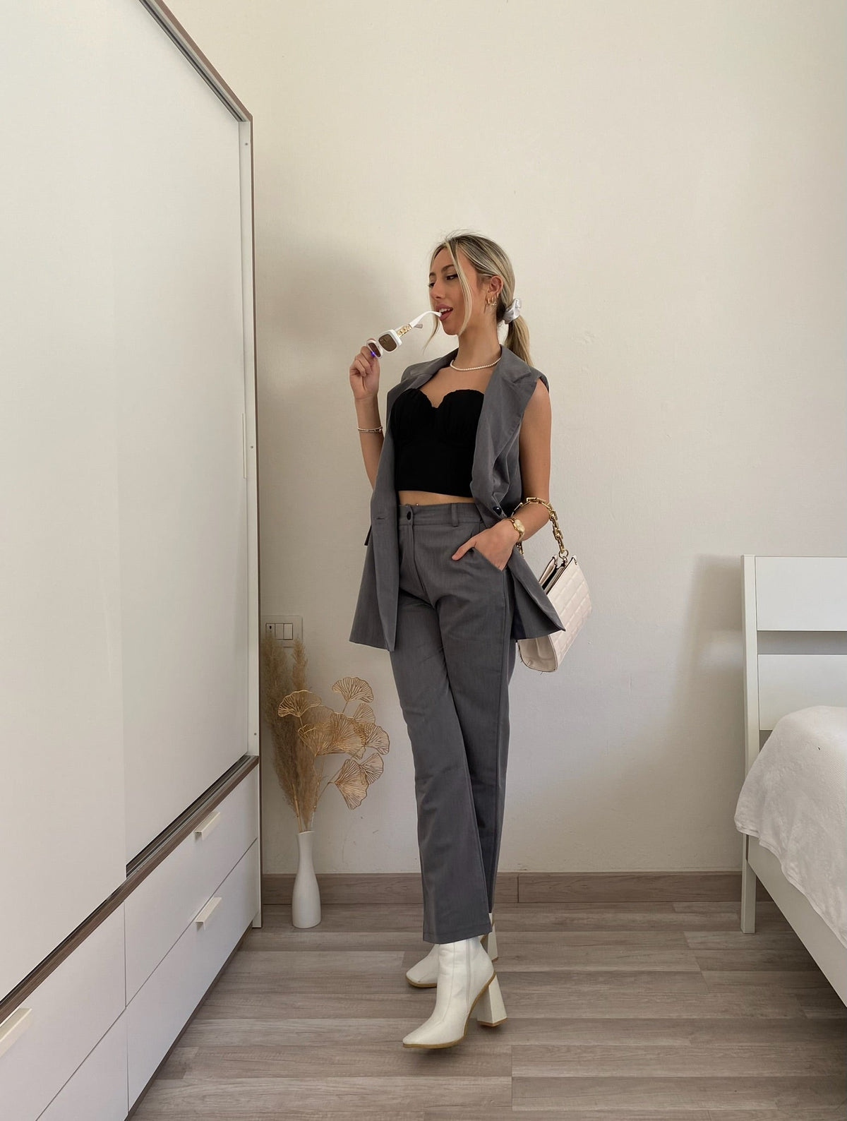 Completo smanicato e pantalone grigio