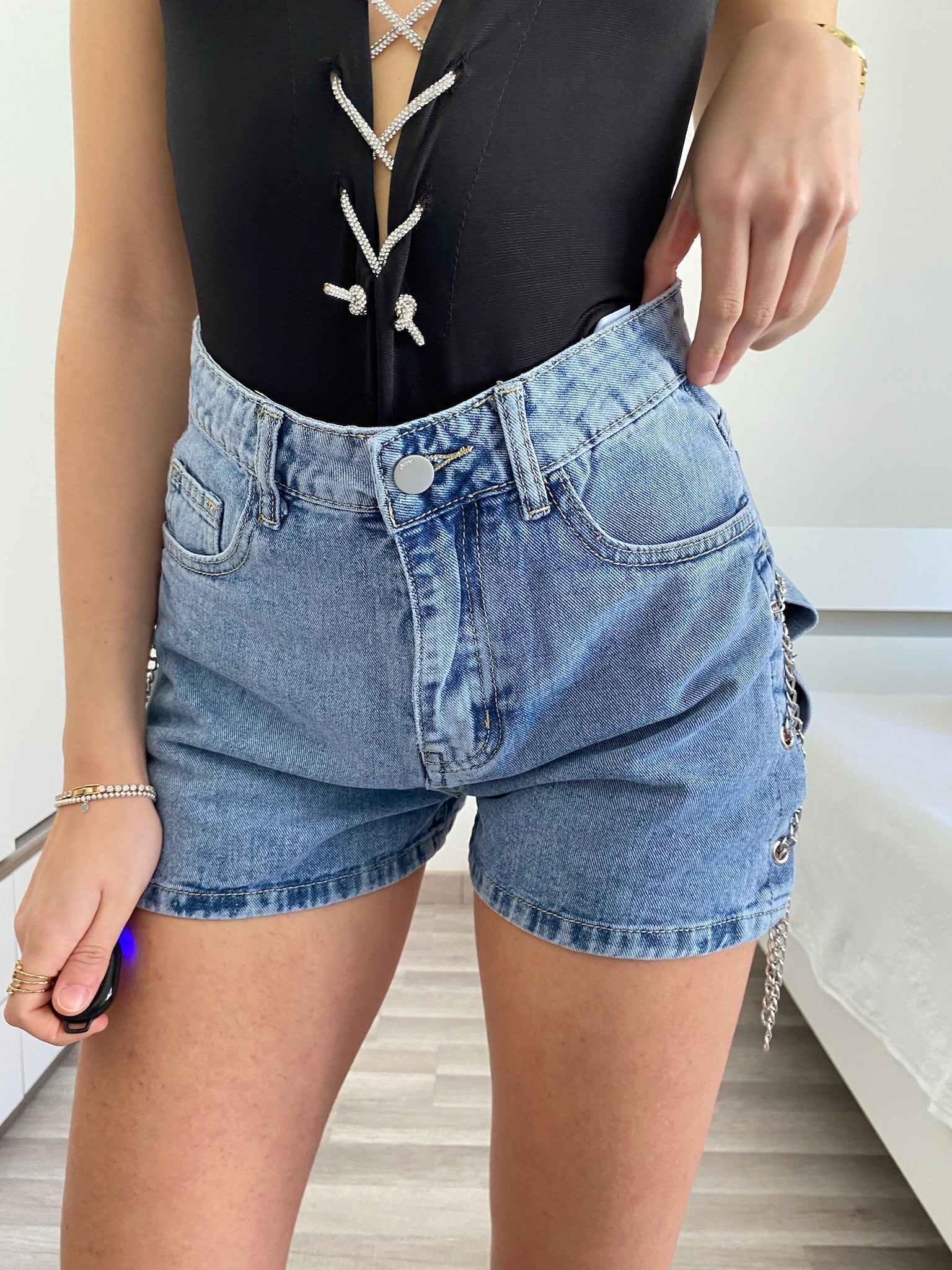 Short in jeans con catene laterali
