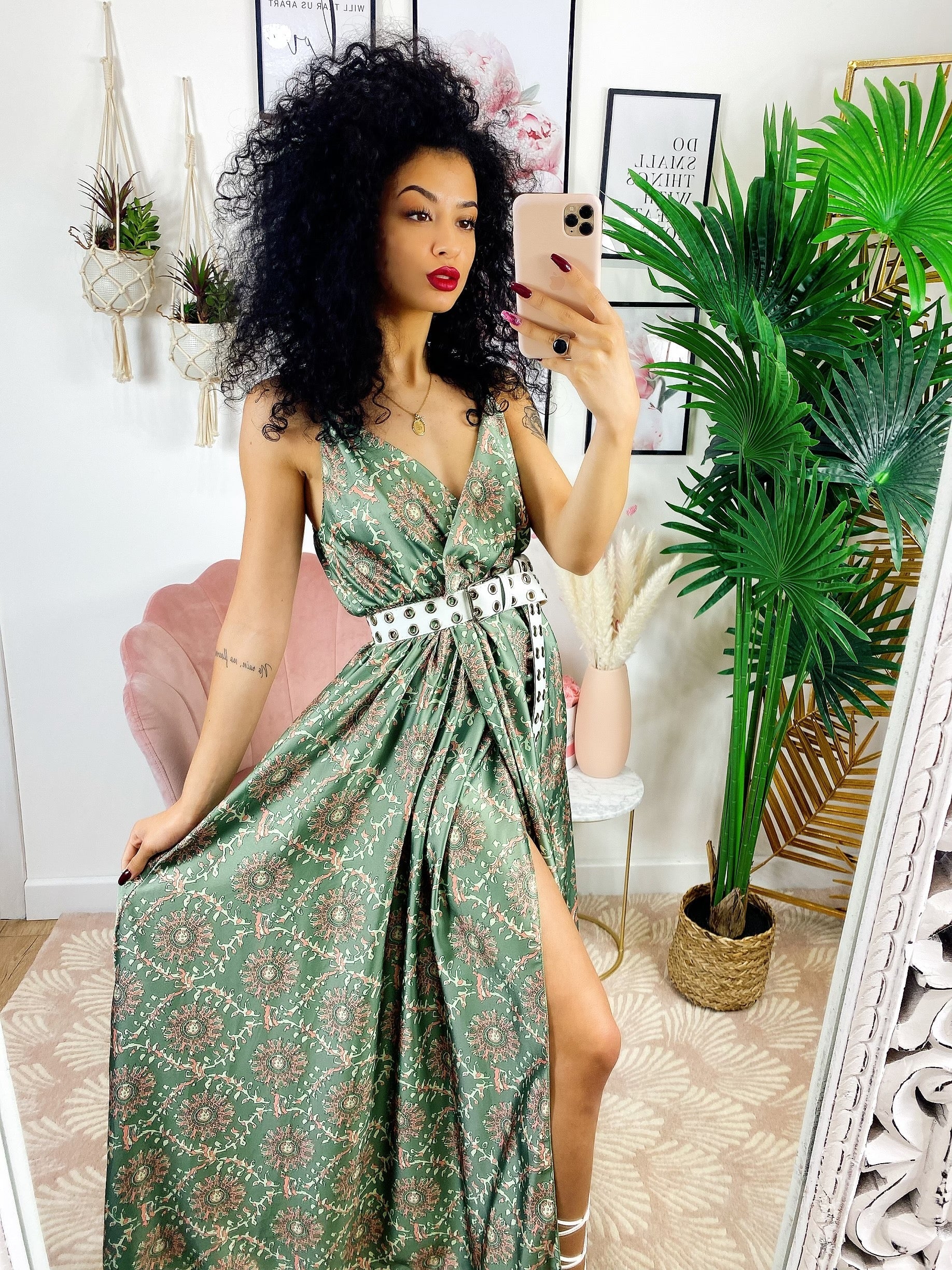 Abito con maxi spacco verde con ricami