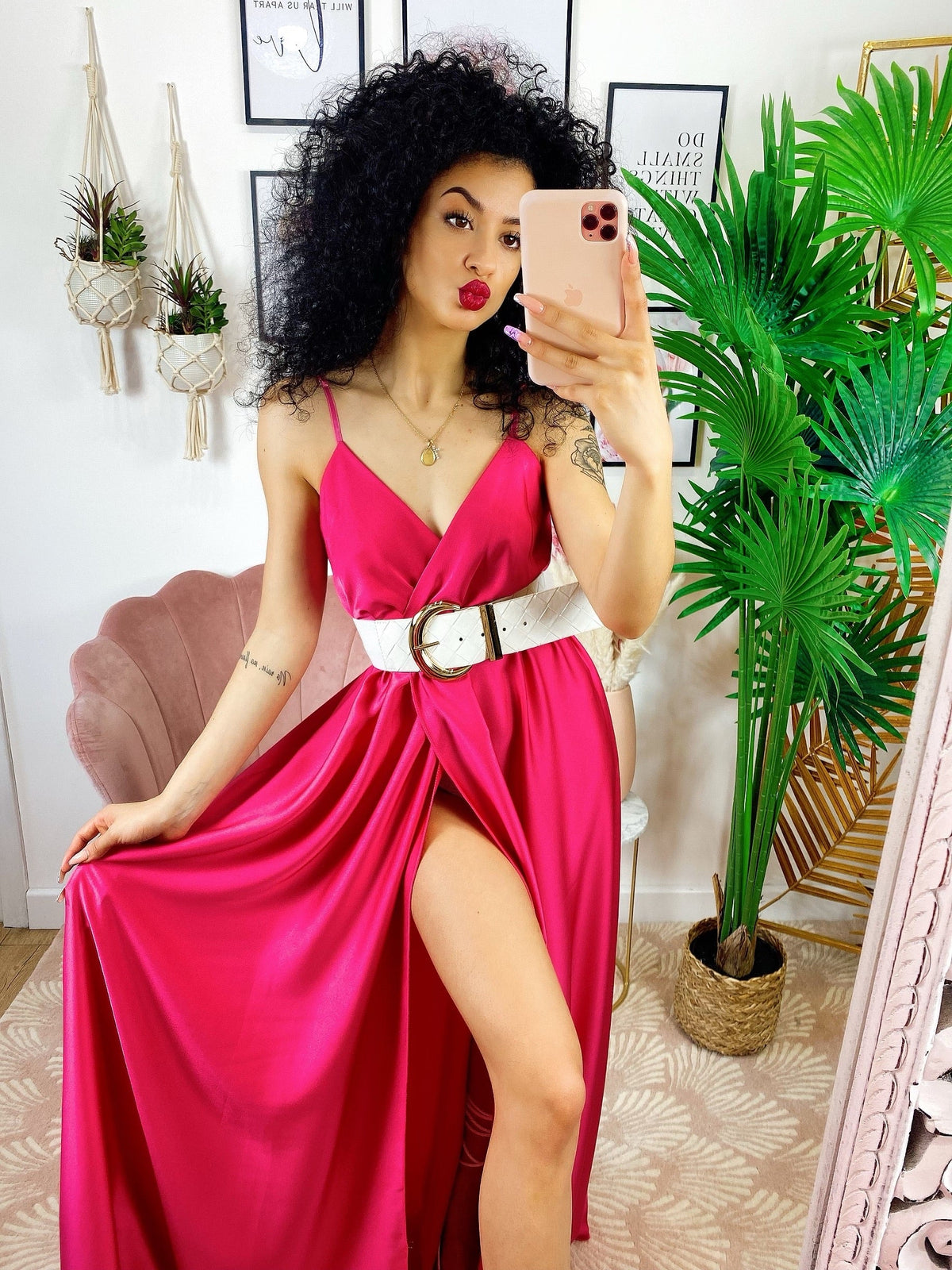 Abito in raso con maxi spacco fuxia