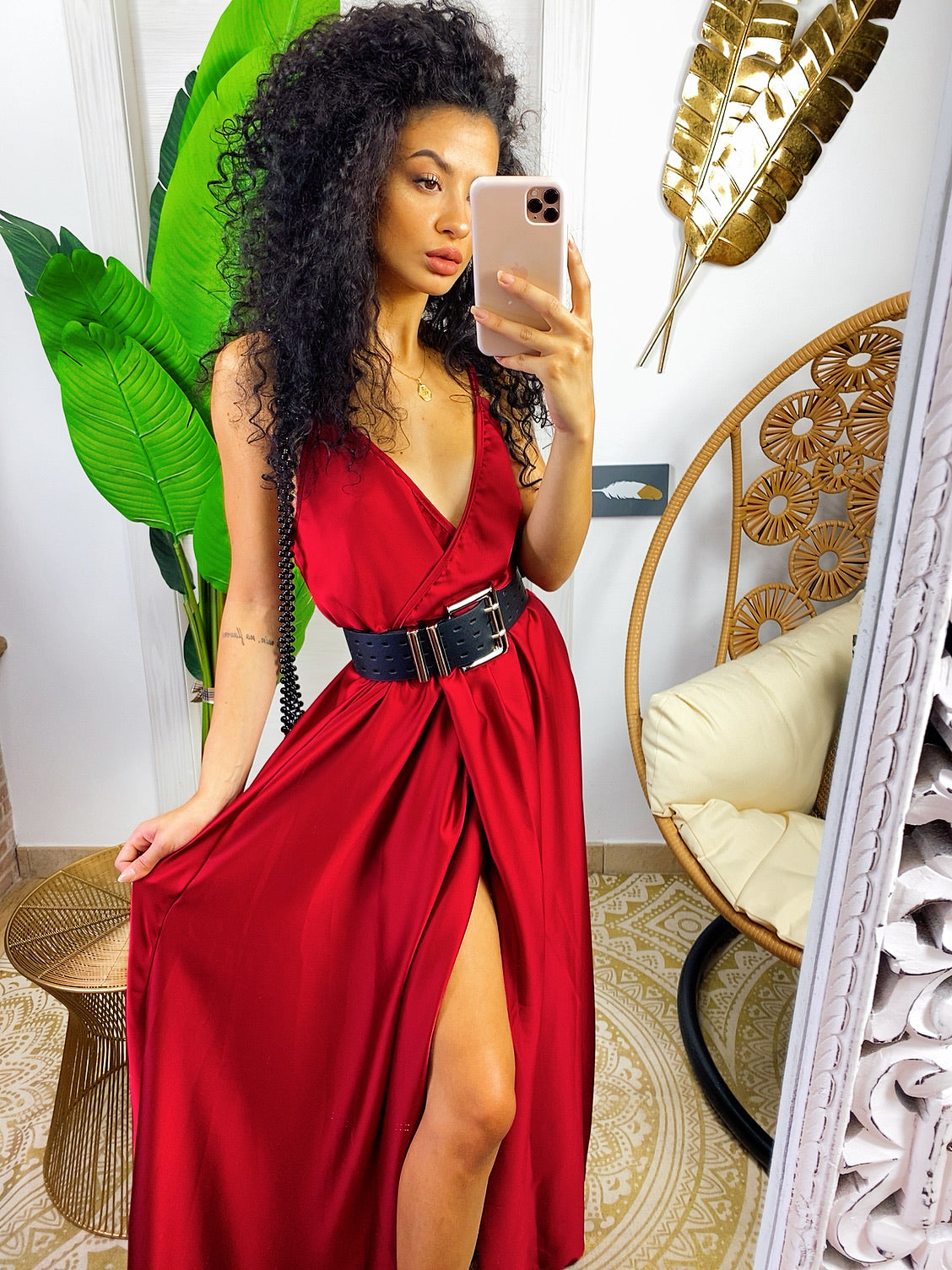 Abito in raso con maxi spacco rosso