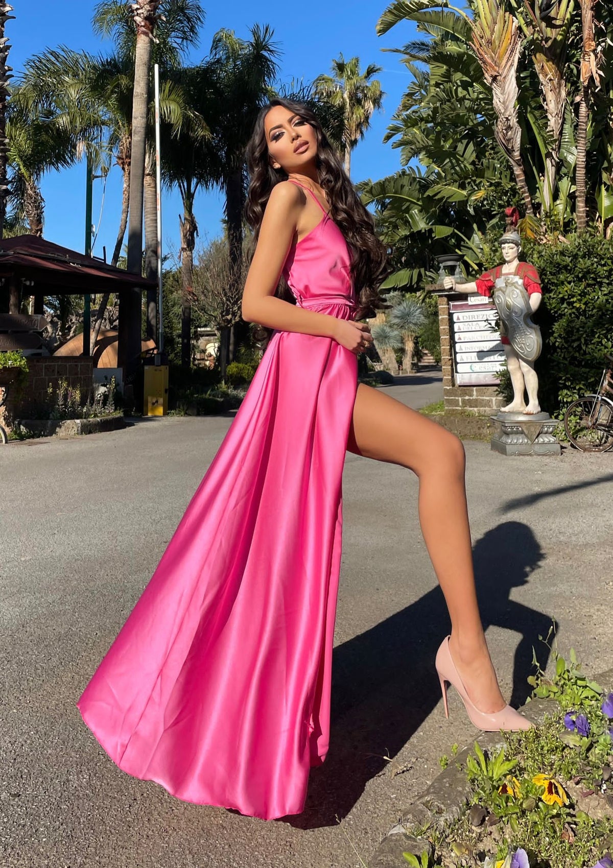 Abito in raso con maxi spacco fuxia
