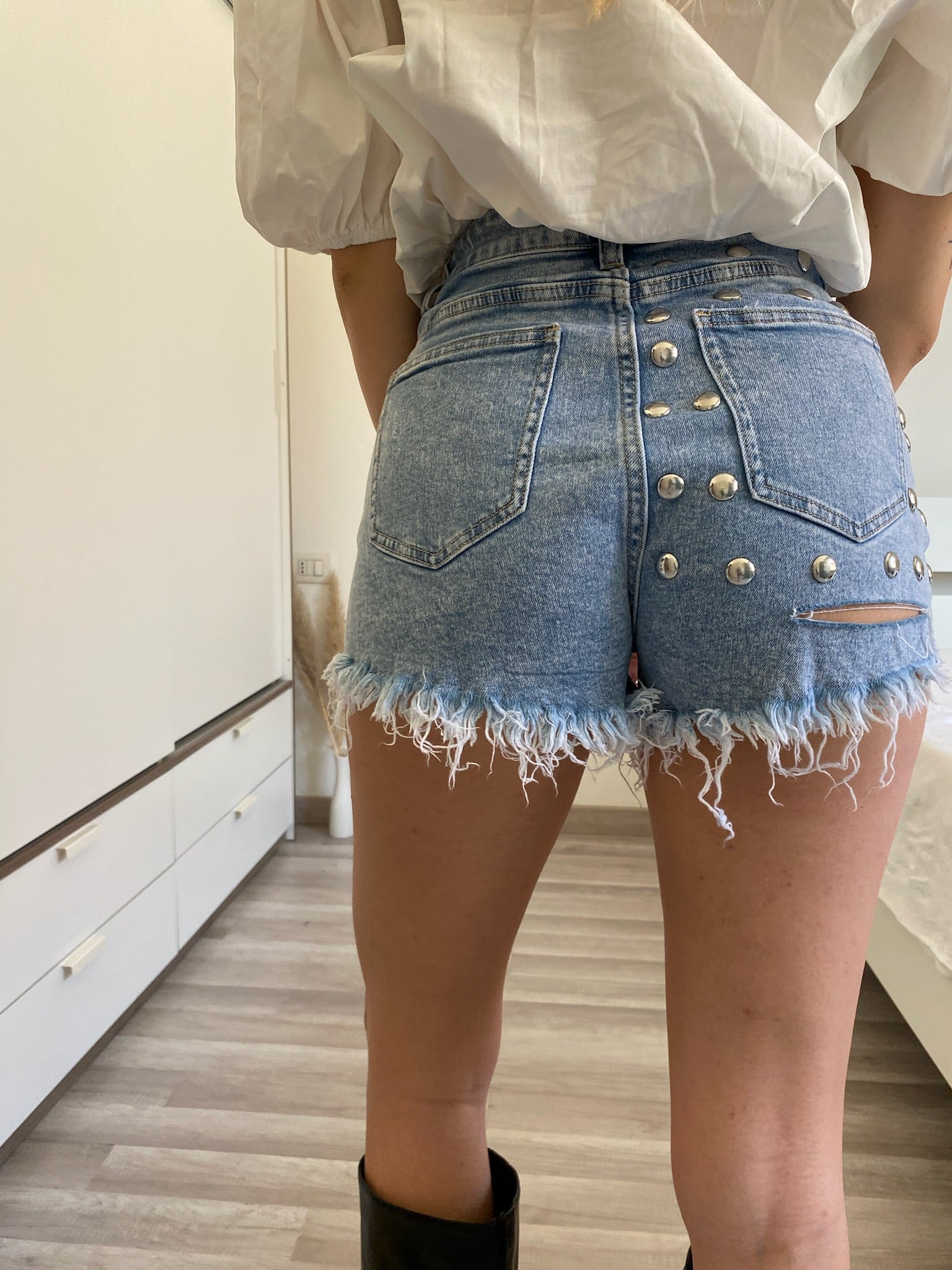Short con borchie e spacco